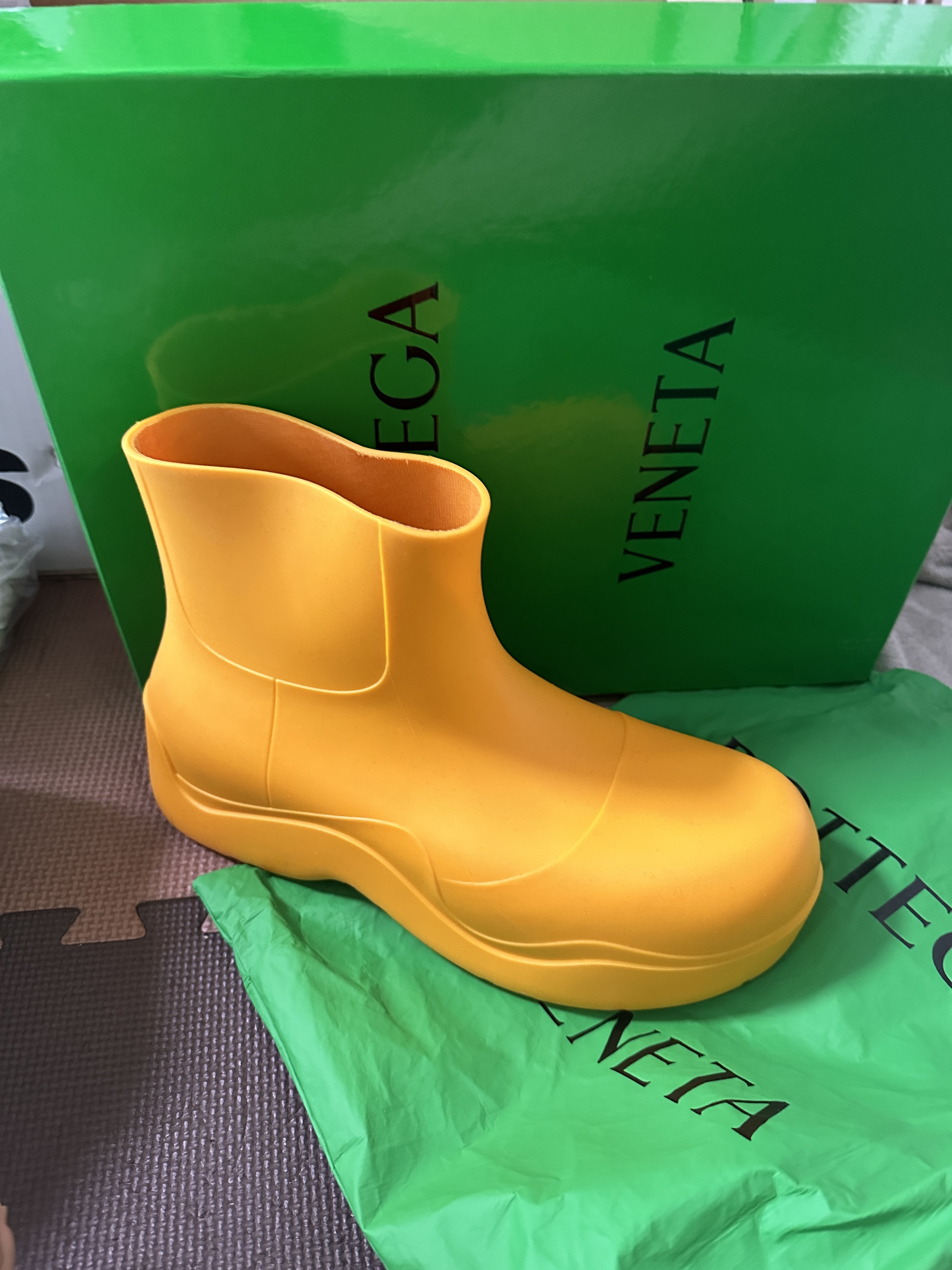 Bottega Veneta Puddle Ankle Boots Tangerine 착용 스타일