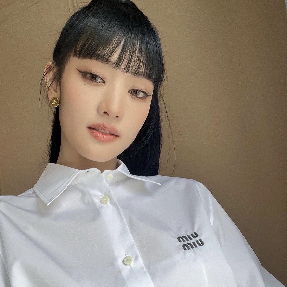 (W) Miu Miu Cropped Poplin Shirt White 착용 스타일 - 2