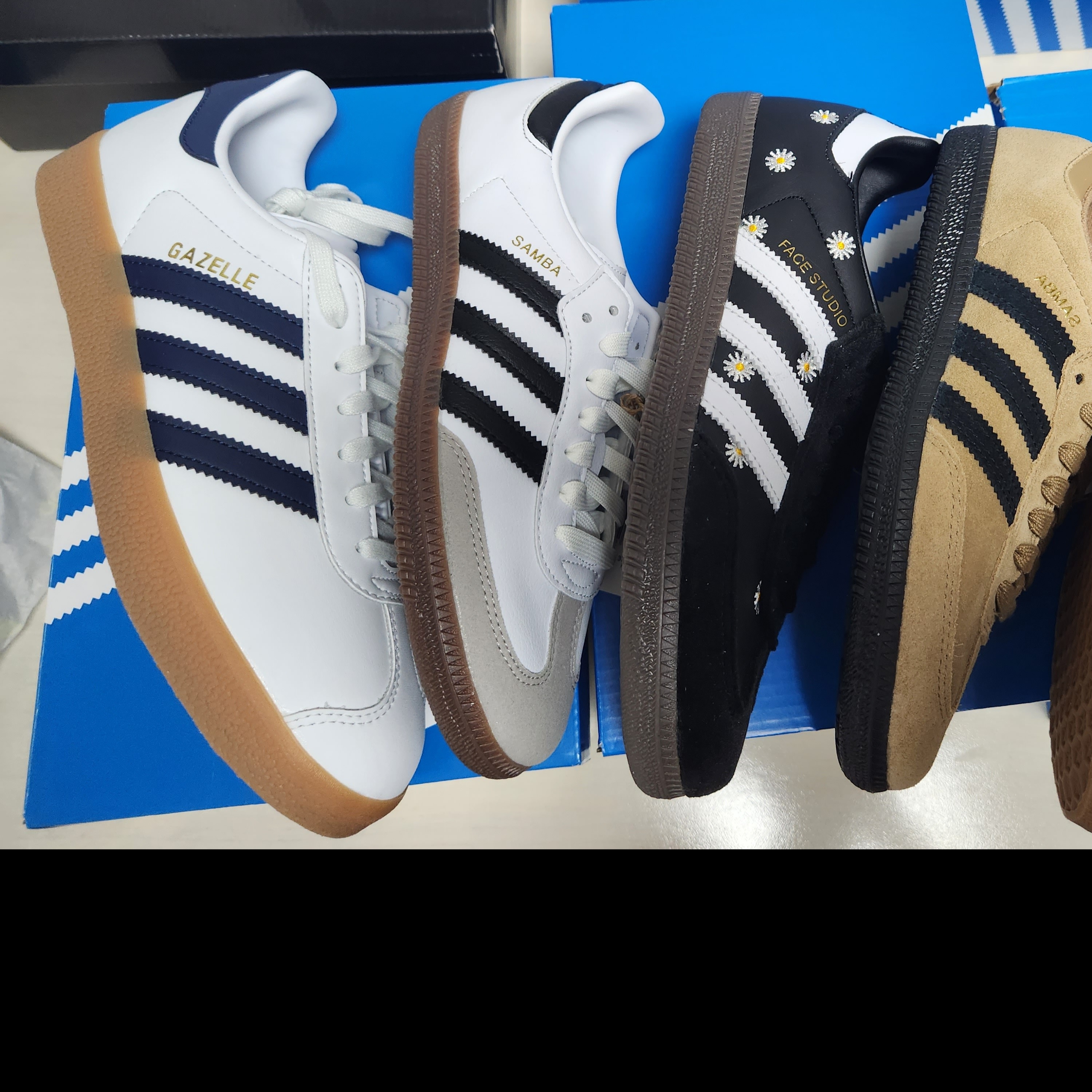 Adidas Gazelle White Collegiate Navy, Adidas Samba Vegan White Black 착용 스타일 - 1