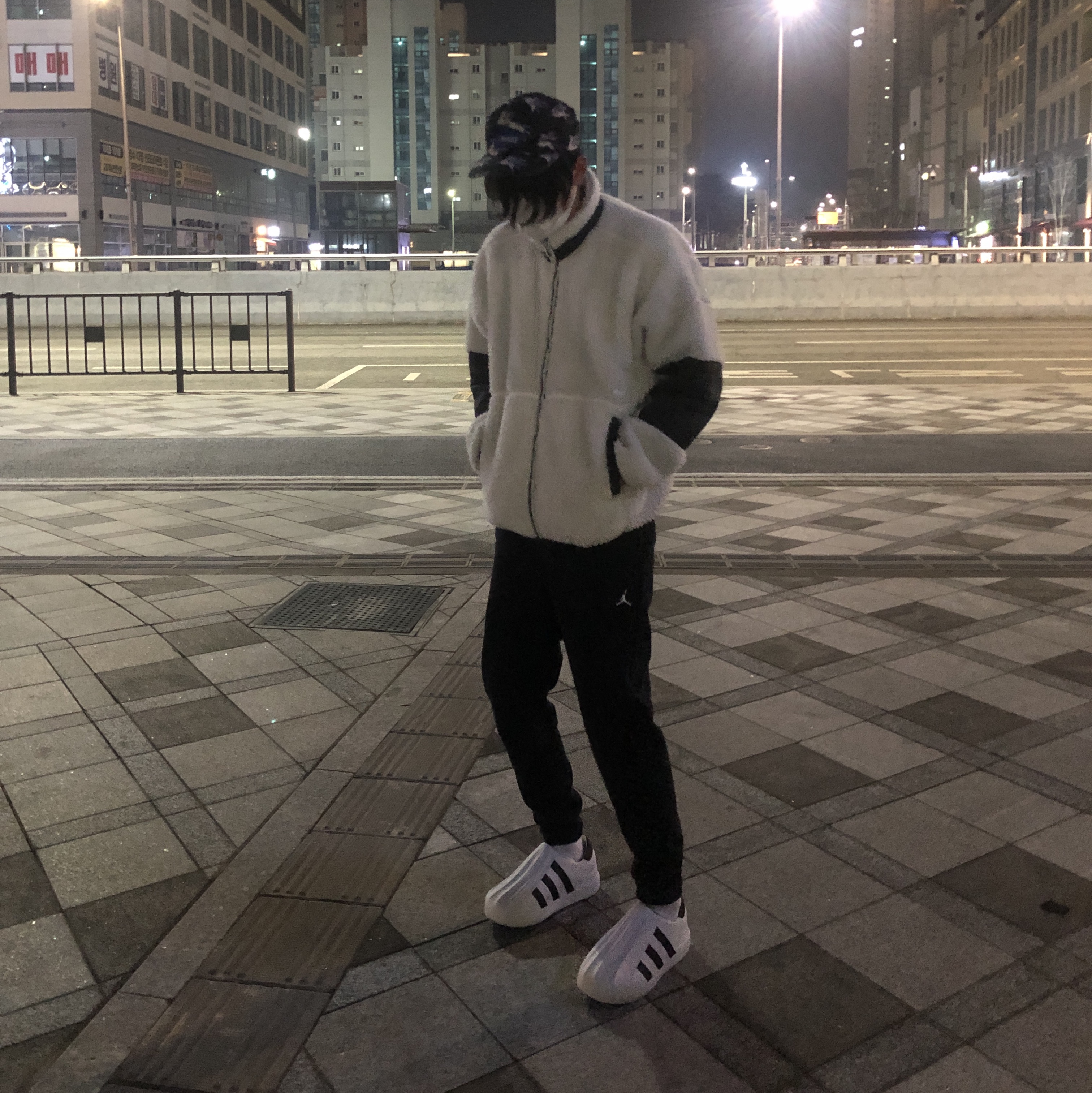 Adidas Adifom Superstar Core White 착용 스타일