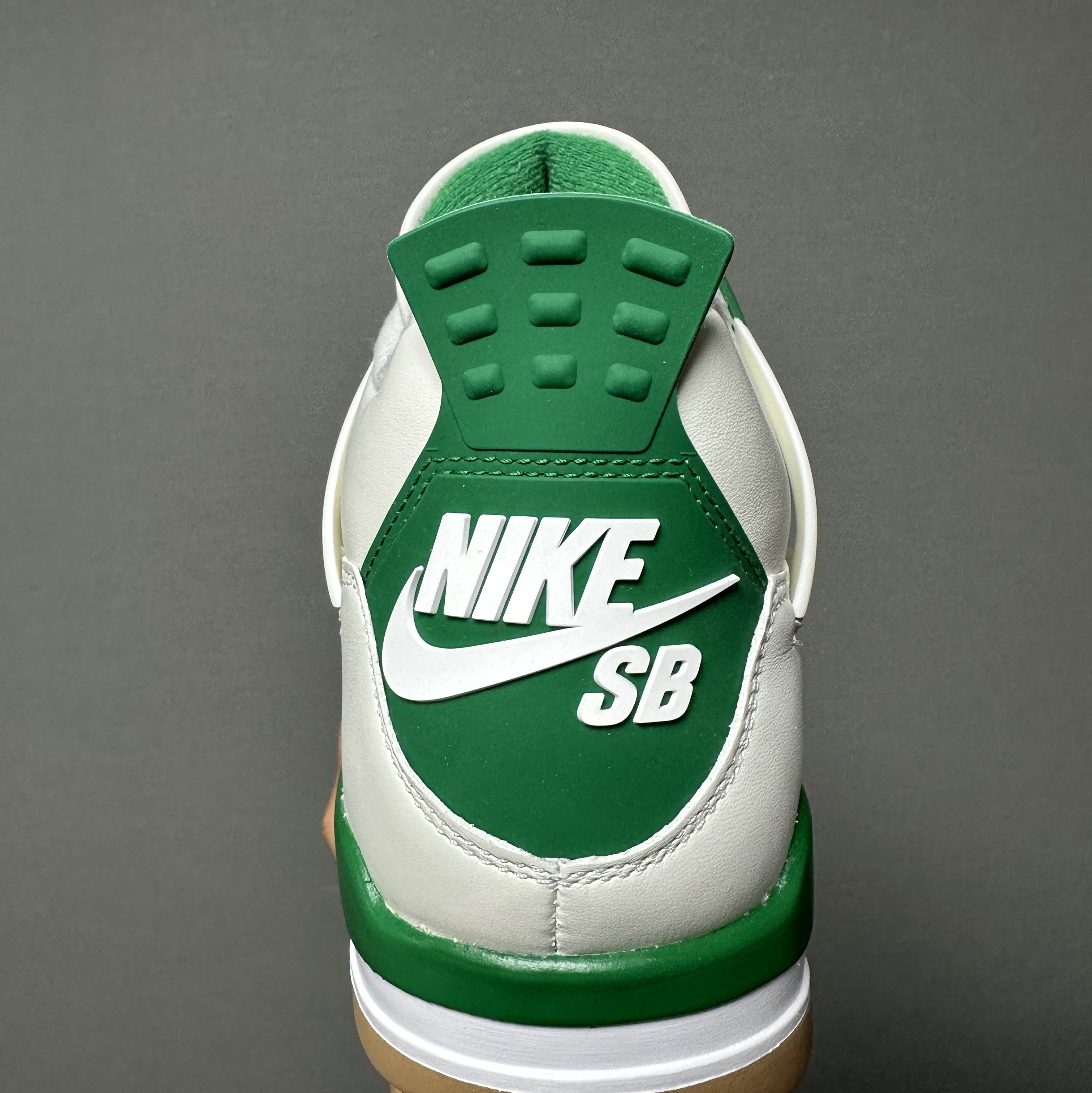 Jordan 4 x Nike SB Retro SP Pine Green 착용 스타일 - 2