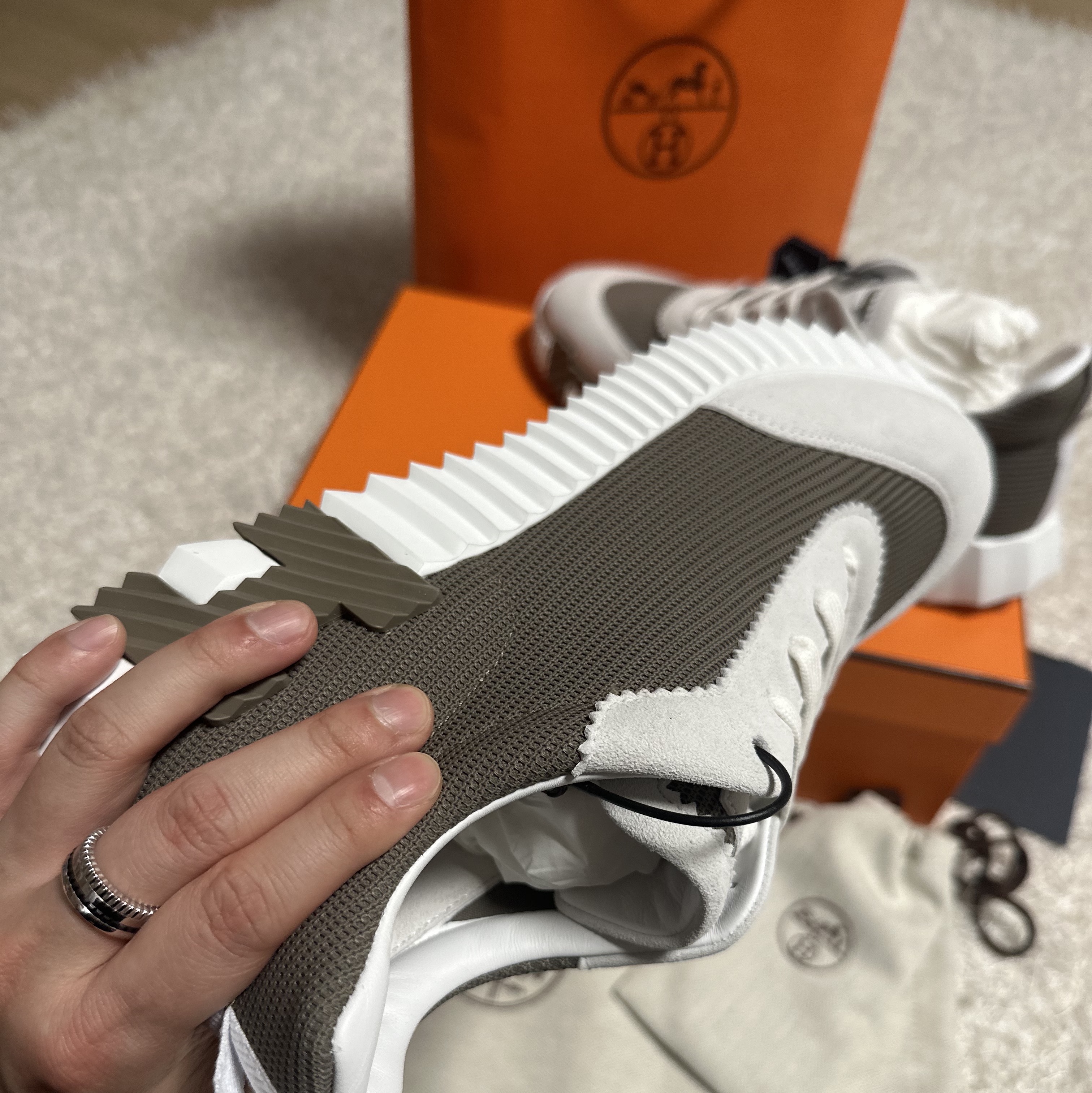 Hermes Bouncing Sneakers Mesh Suede Goatskin & Beige Blanc, Boucheron Quatre Classique Ring Small 18K Yellow White Pink Gold Brown 착용 스타일 - 2
