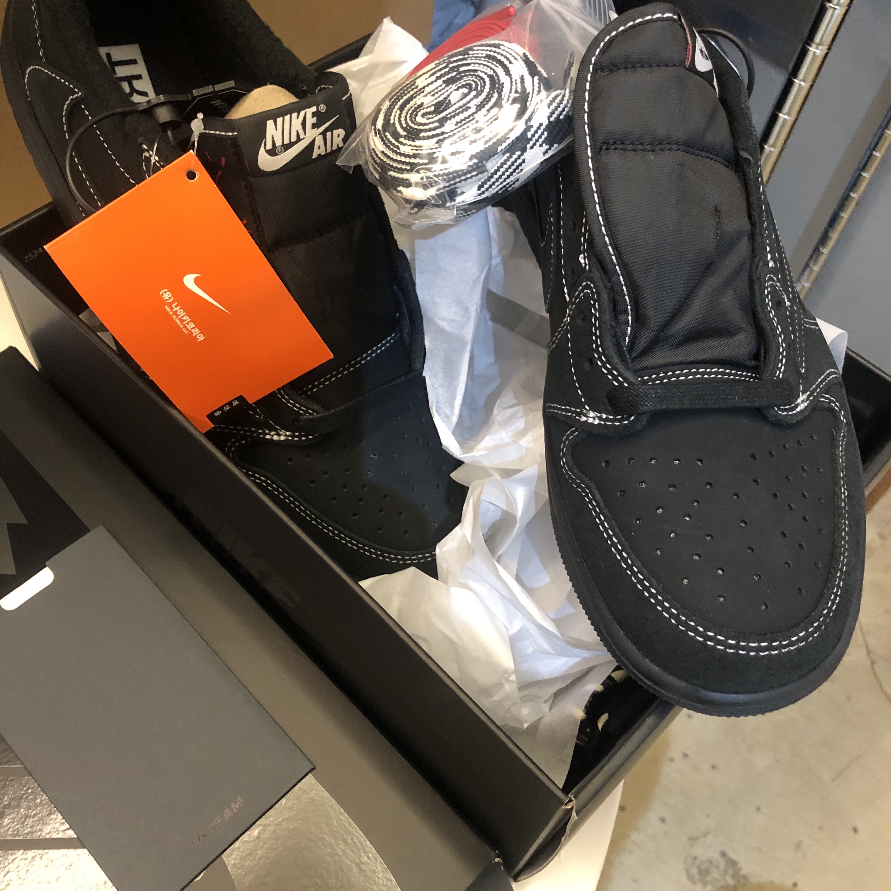 Jordan 1 x Travis Scott Retro Low OG SP Black Phantom 착용 스타일 - 2
