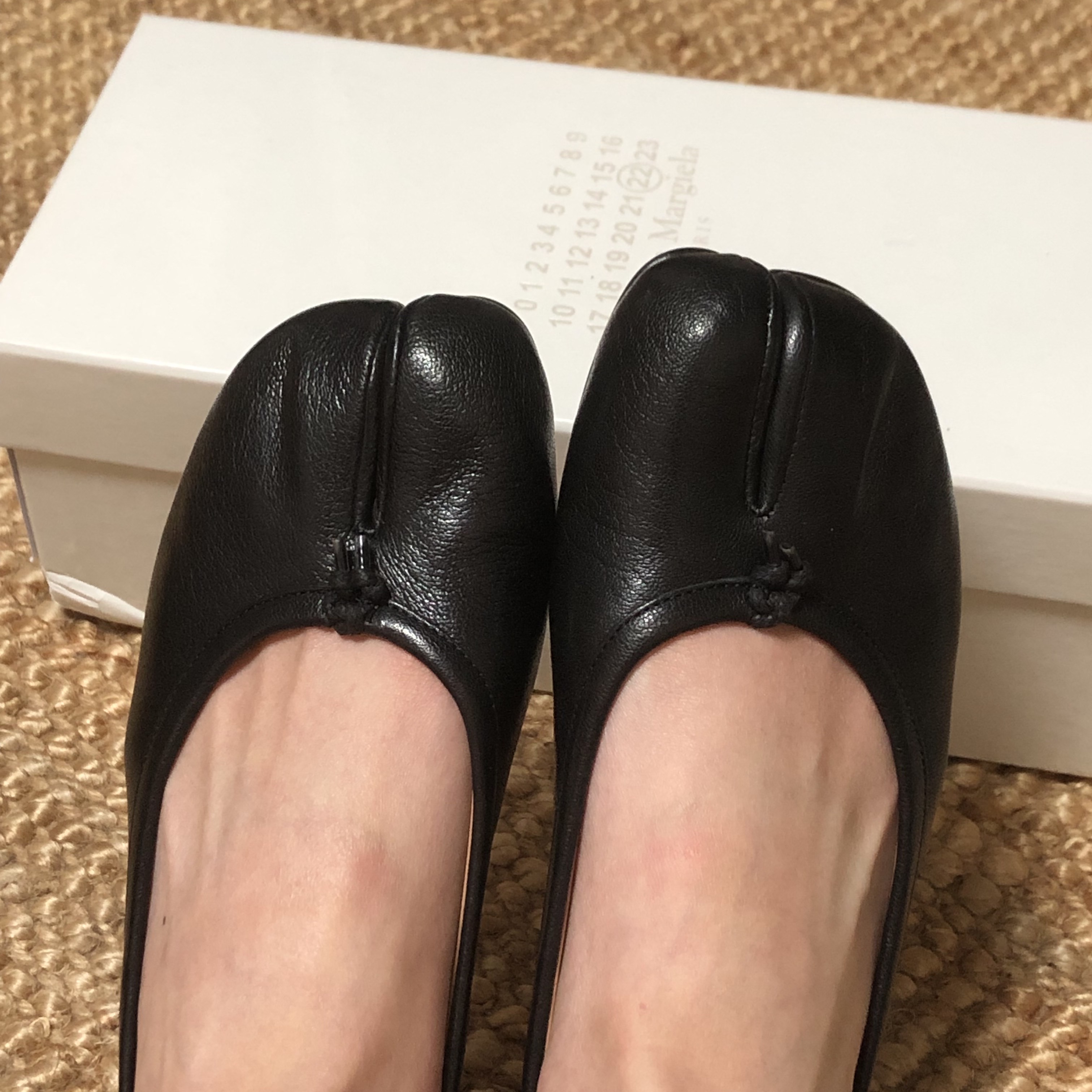 (W) Maison Margiela Tabi Ballet Flat Shoes Black 착용 스타일 - 1