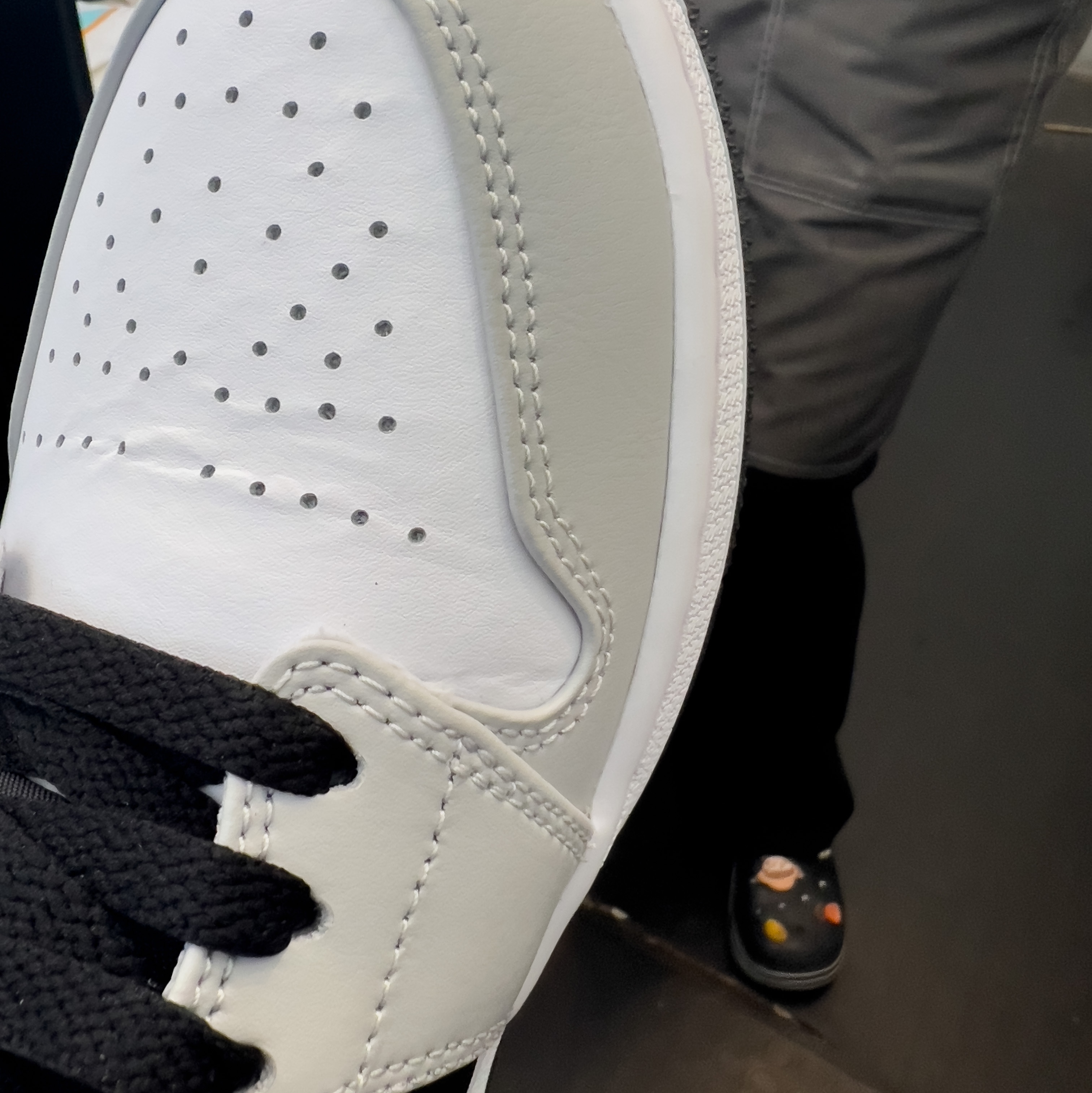 Jordan 1 Low Grey Fog Black Bleached Coral 착용 스타일 - 2