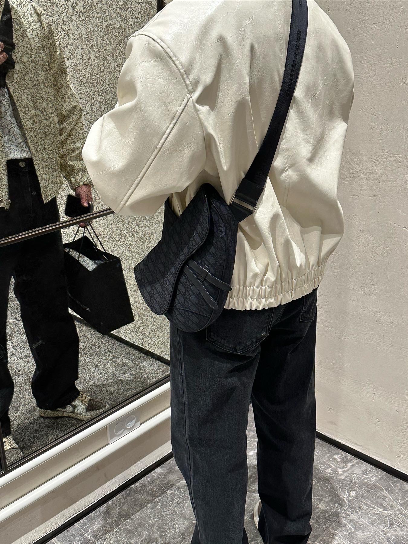 Dior Saddle Bag Black Dior Oblique Jacquard, Chanel Coco Crush Ring Quilted Motif Small & 18K White Gold 착용 스타일 - 3