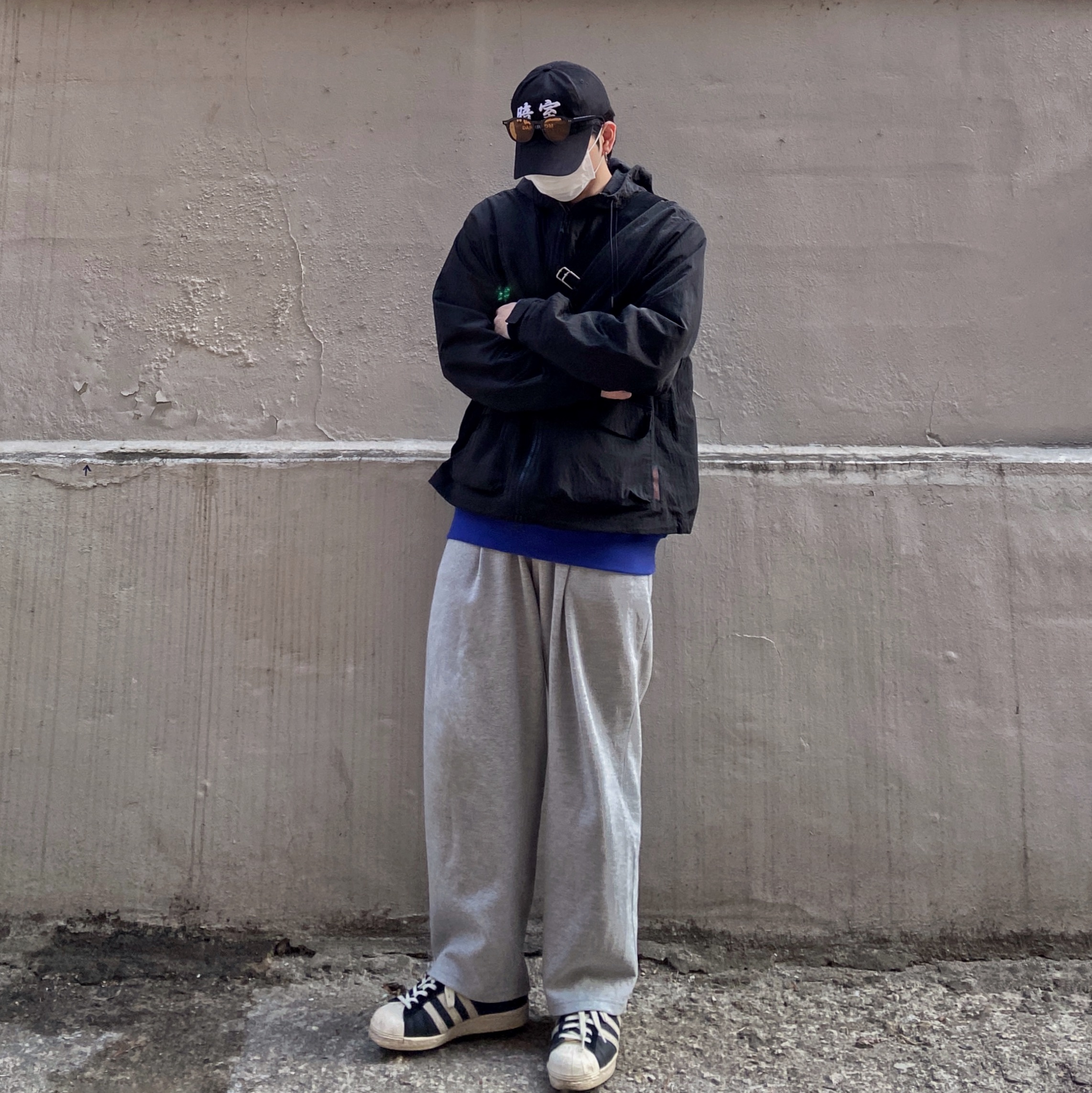 Darkr8m Studio White Logo Cap 착용 스타일