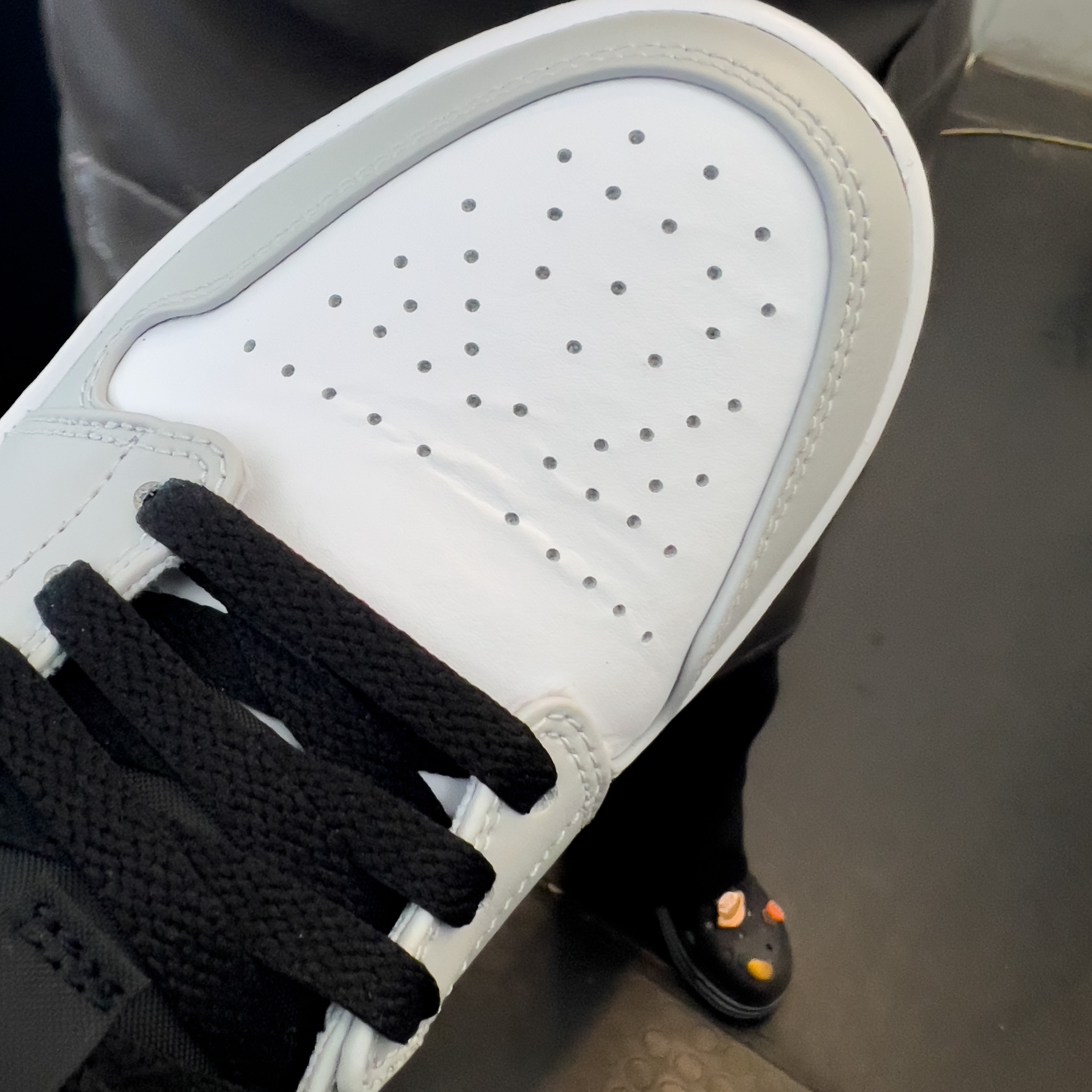 Jordan 1 Low Grey Fog Black Bleached Coral 착용 스타일 - 3