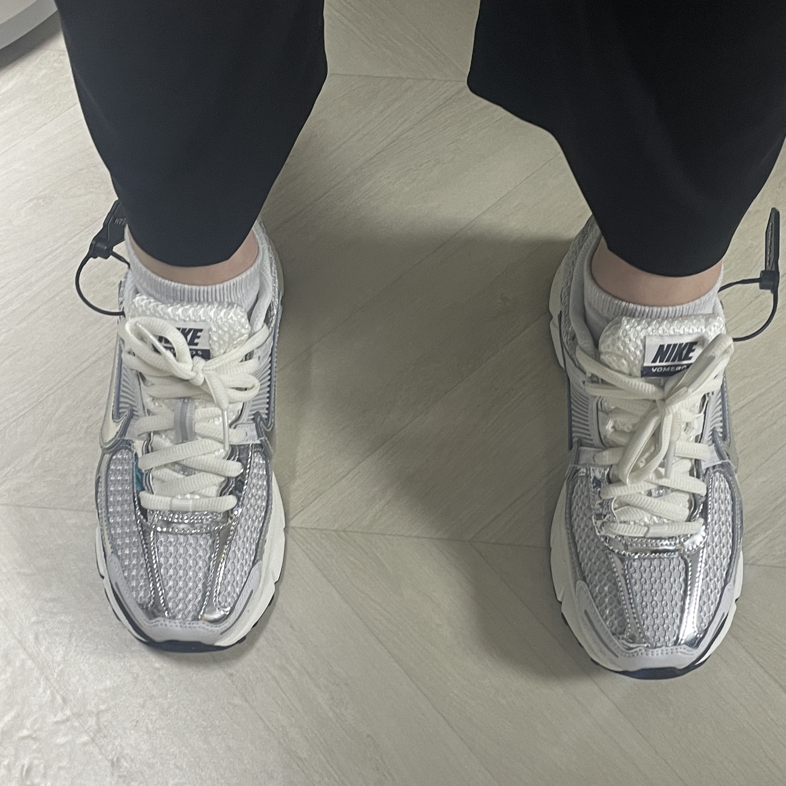 (W) Nike Zoom Vomero 5 Photon Dust and Metallic Silver 착용 스타일 - 2