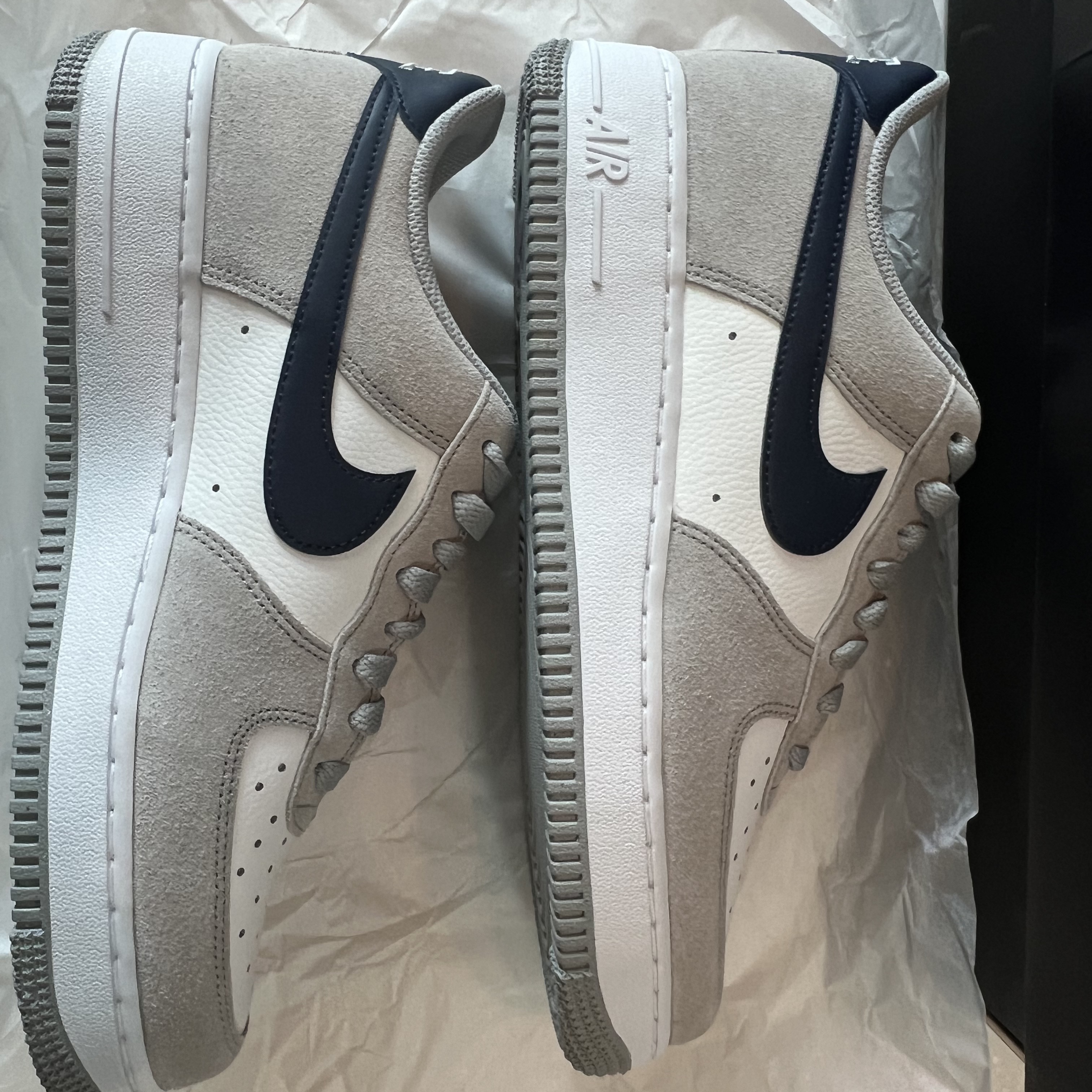 Nike Air Force 1 '07 Light Smoke Grey Midnight Navy 착용 스타일