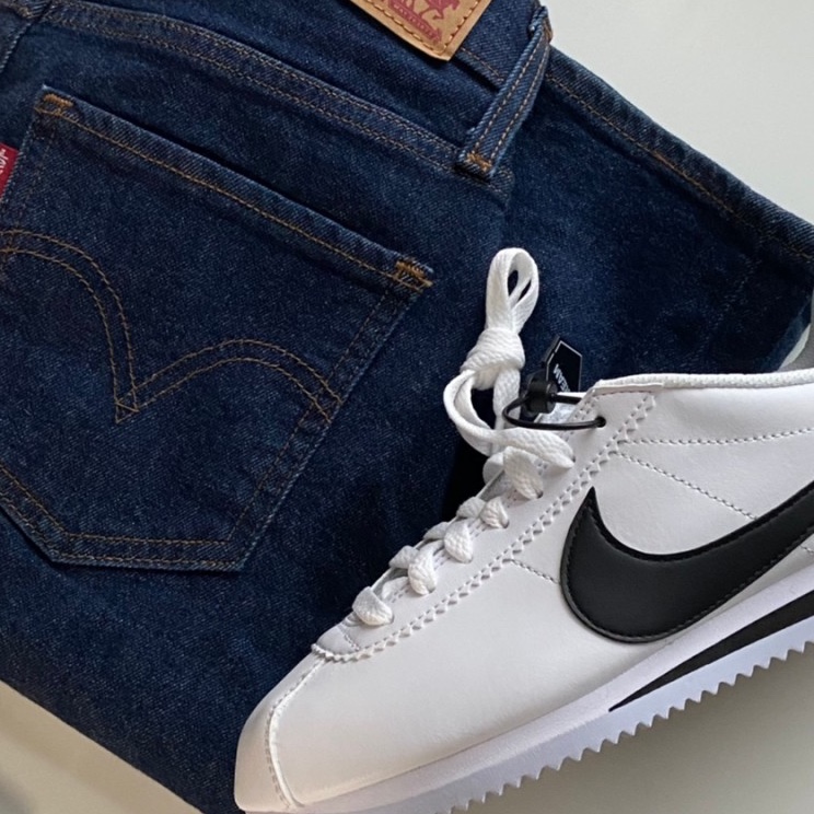 (W) Nike Classic Cortez Leather White Black 착용 스타일