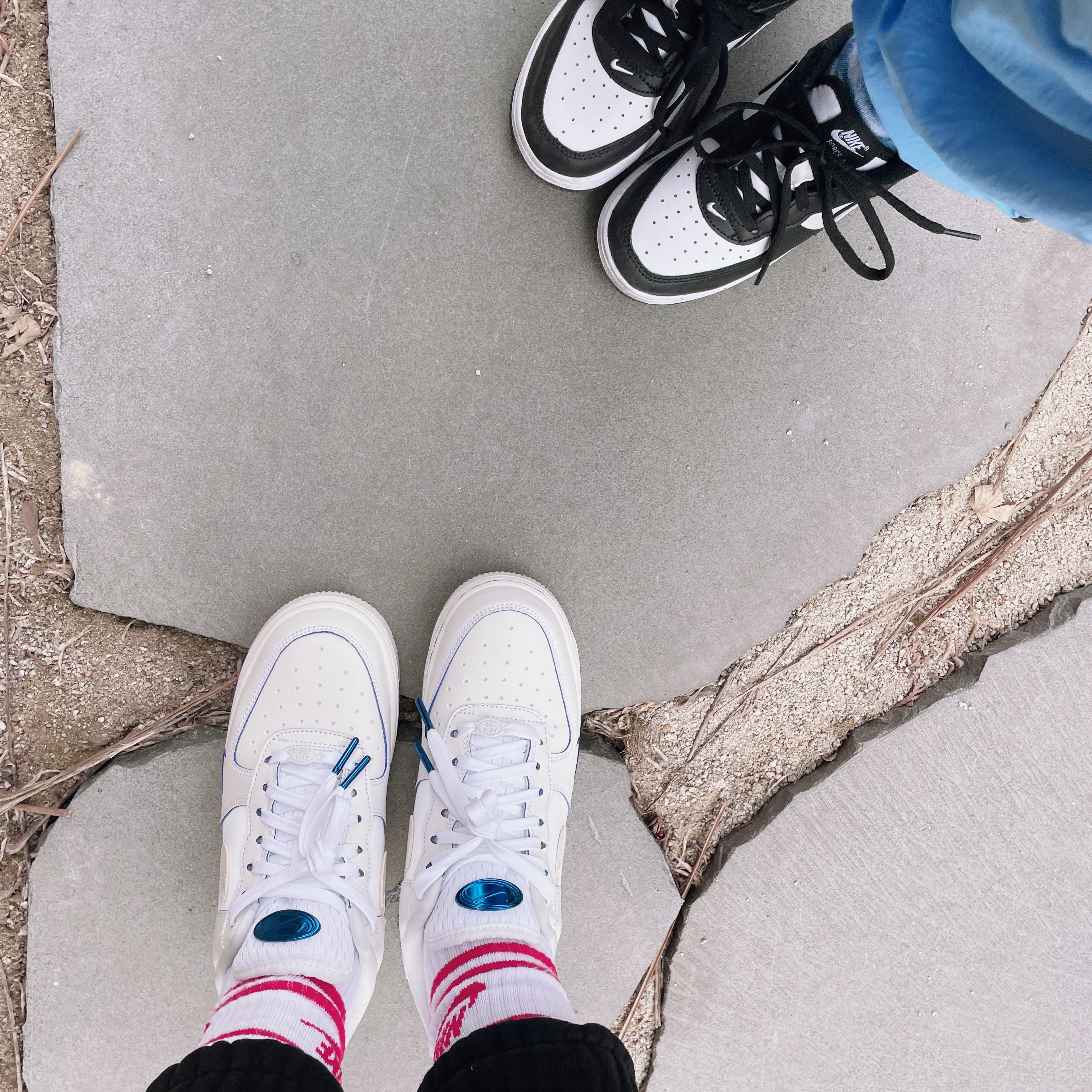 (W) Nike Air Force 1 '07 LX Game Royal Sail, (PS) Nike Air Force 1 LV8 2 Black White 착용 스타일