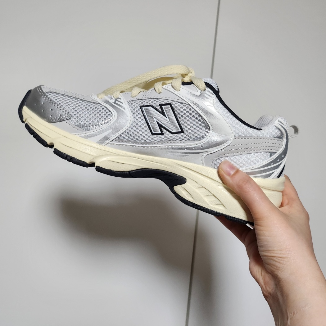 New Balance 530 Silver Cream 착용 스타일