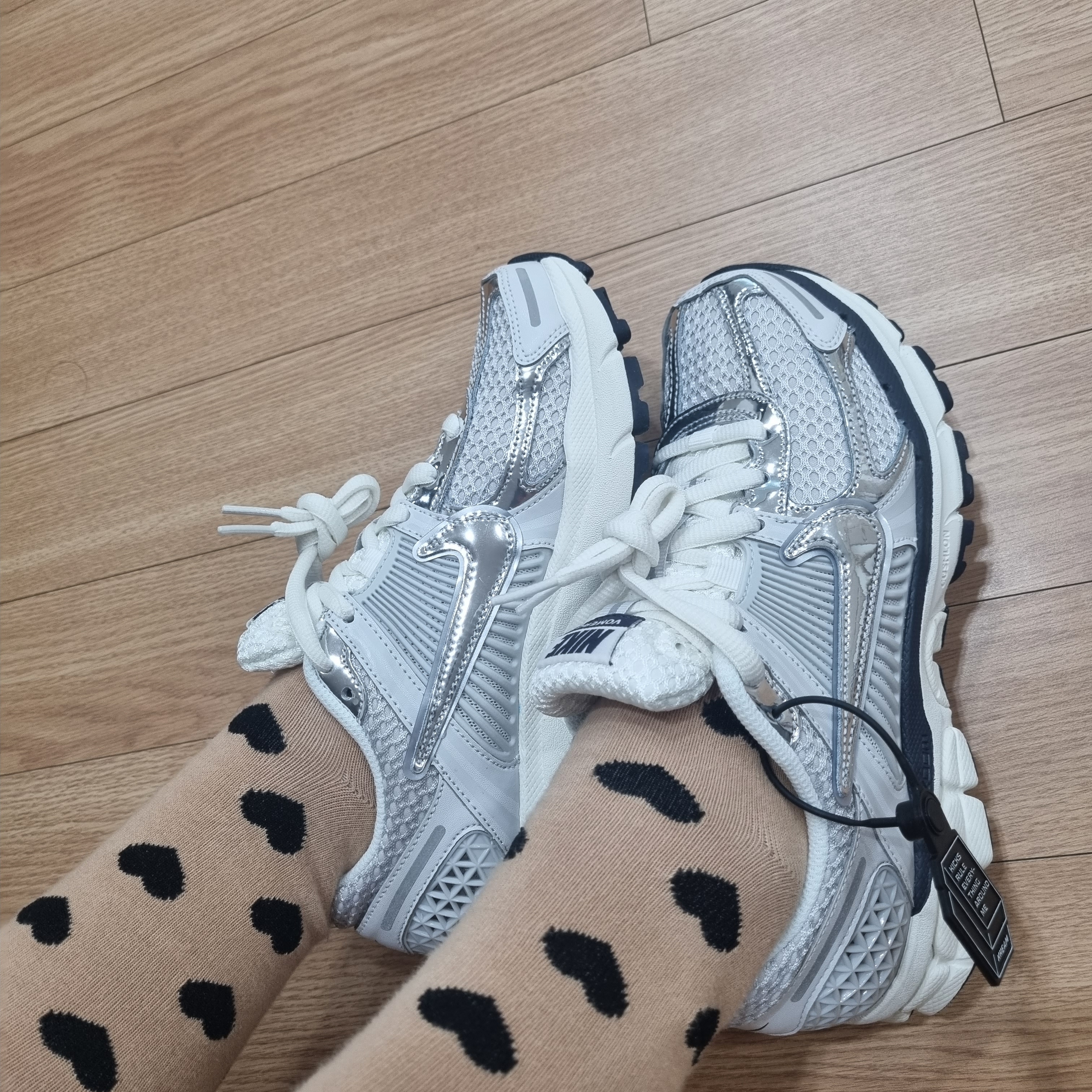 (W) Nike Zoom Vomero 5 Photon Dust and Metallic Silver 착용 스타일 - 3