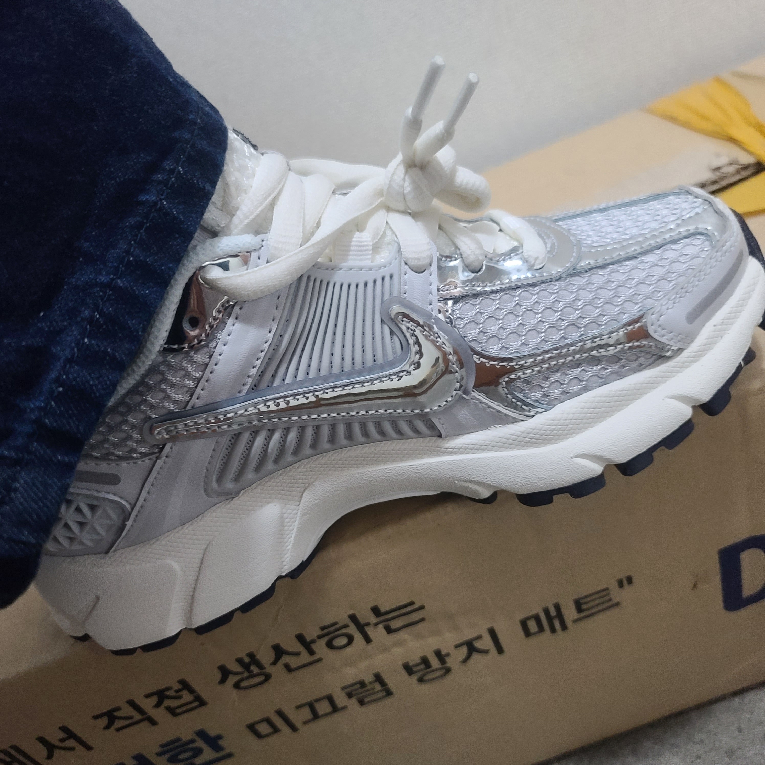 (W) Nike Zoom Vomero 5 Photon Dust and Metallic Silver 착용 스타일 - 1