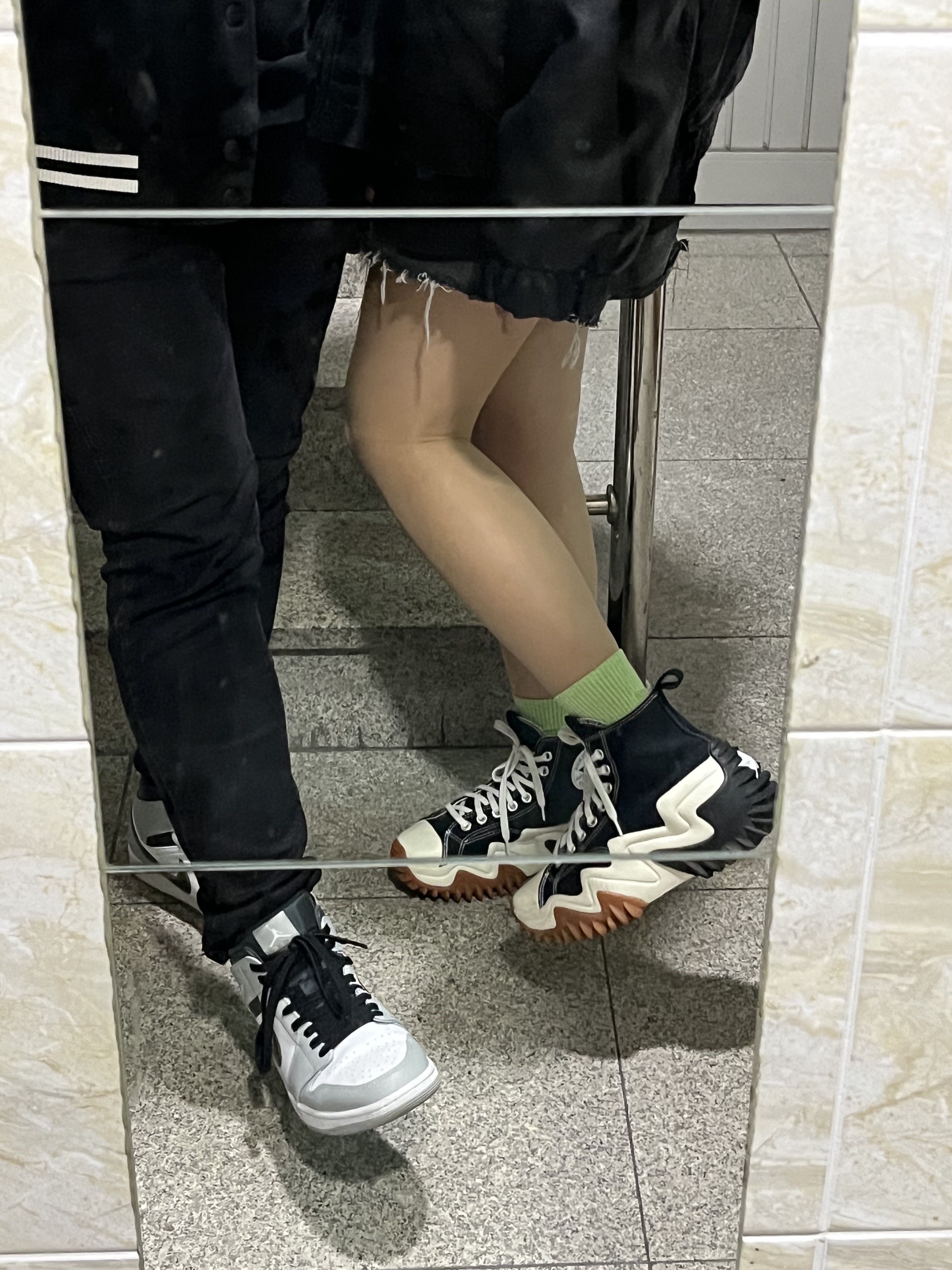 Jordan 1 Mid Light Smoke Grey Anthracite, Jordan 1 Low Black Particle Grey 착용 스타일 - 3