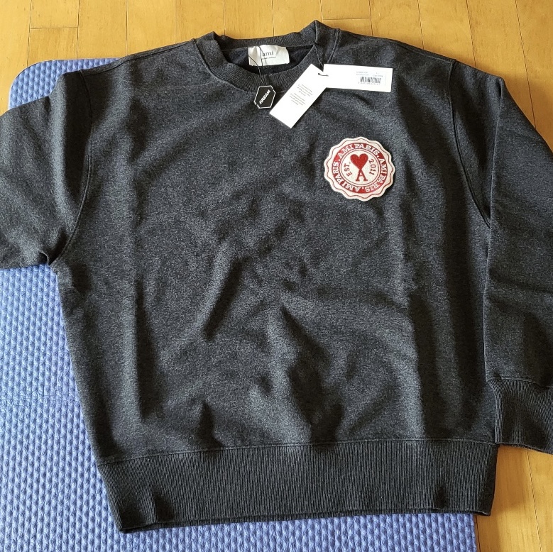 AMI de Coeur Patch Sweatshirt Anthracite 착용 스타일