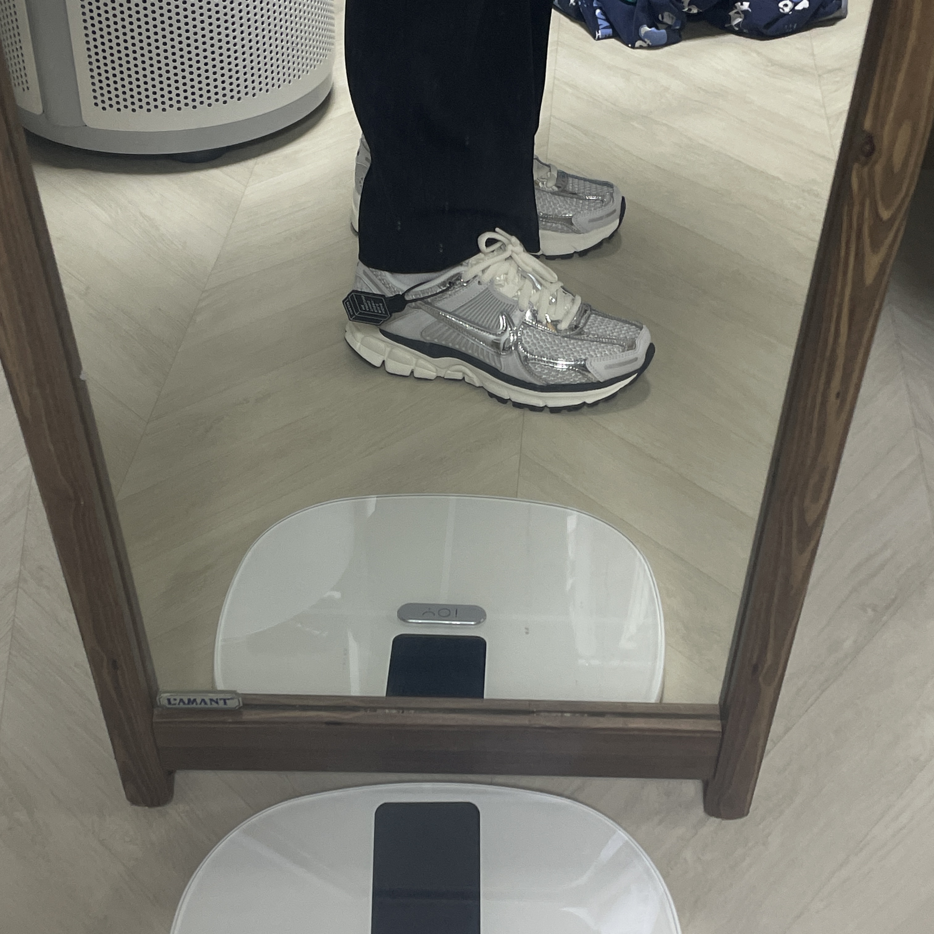 (W) Nike Zoom Vomero 5 Photon Dust and Metallic Silver 착용 스타일 - 3