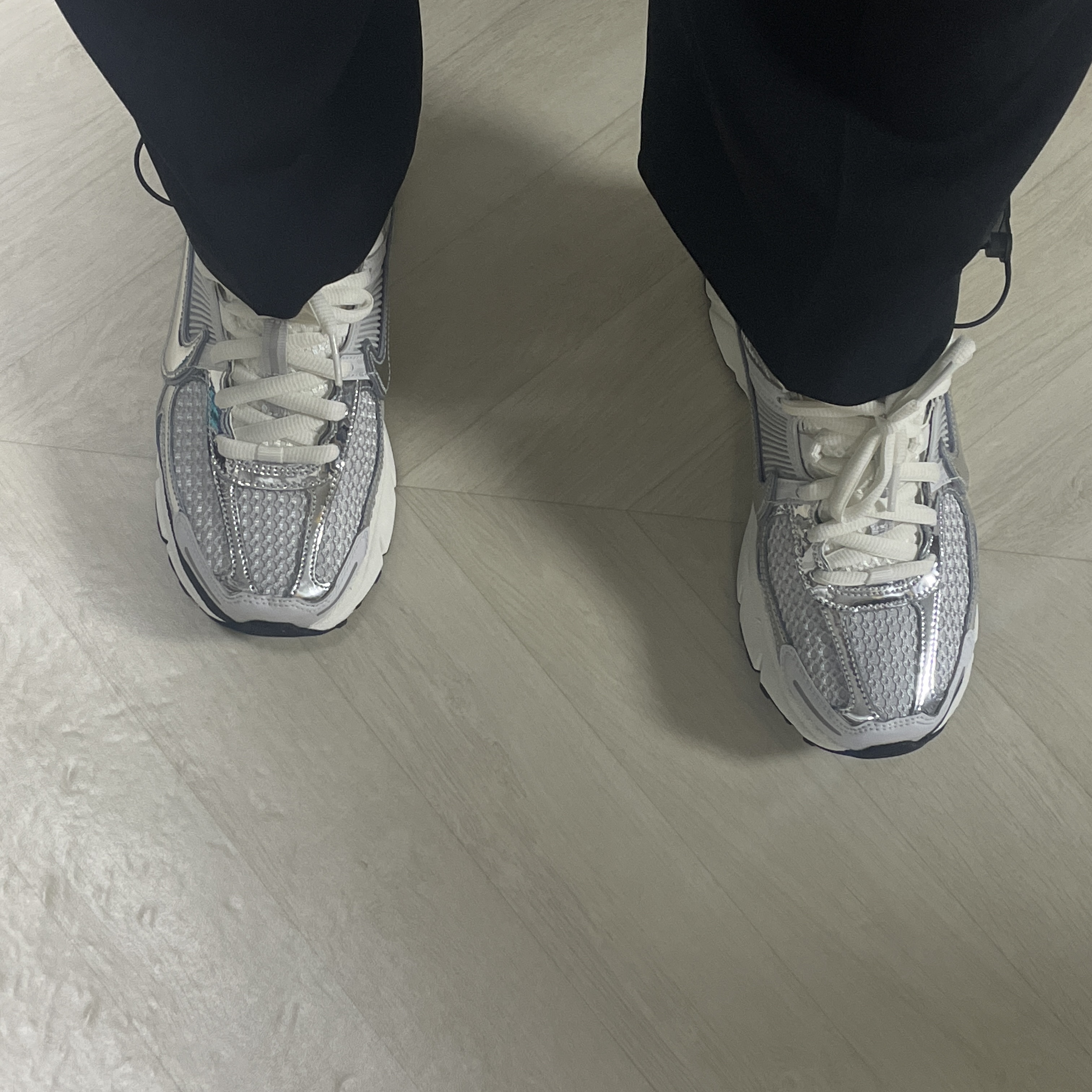 (W) Nike Zoom Vomero 5 Photon Dust and Metallic Silver 착용 스타일 - 1