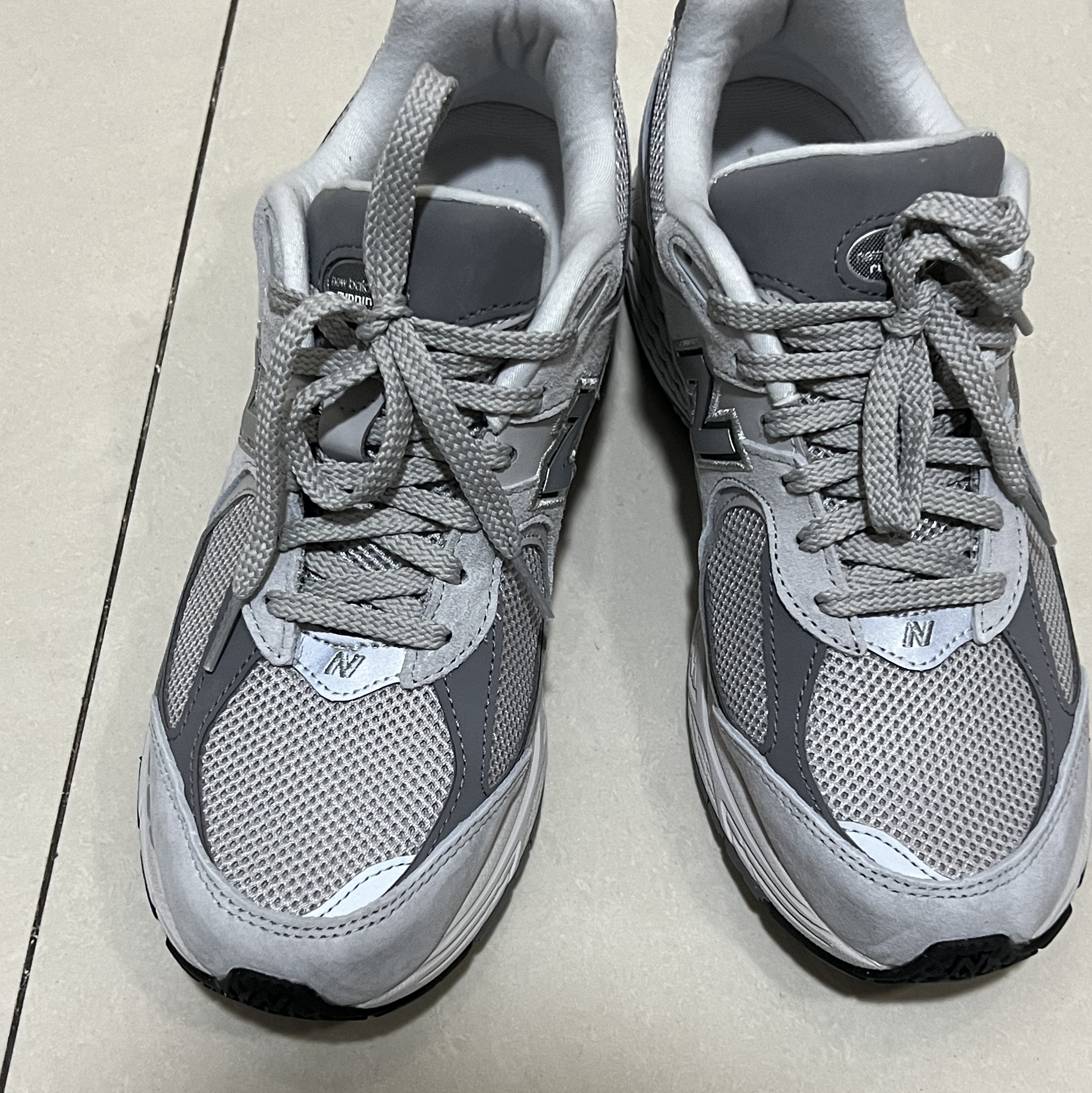 New Balance 2002R T2 Gray 착용 스타일 - 2
