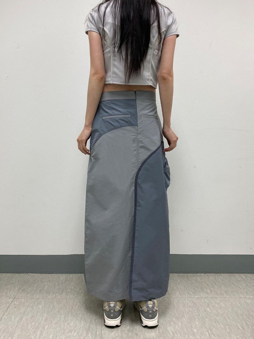 Art Of Field Section Short Sleeved T-Shirt Light Gray, Art Of Field Flap Pocket Long Skirt Blue 착용 스타일 - 2