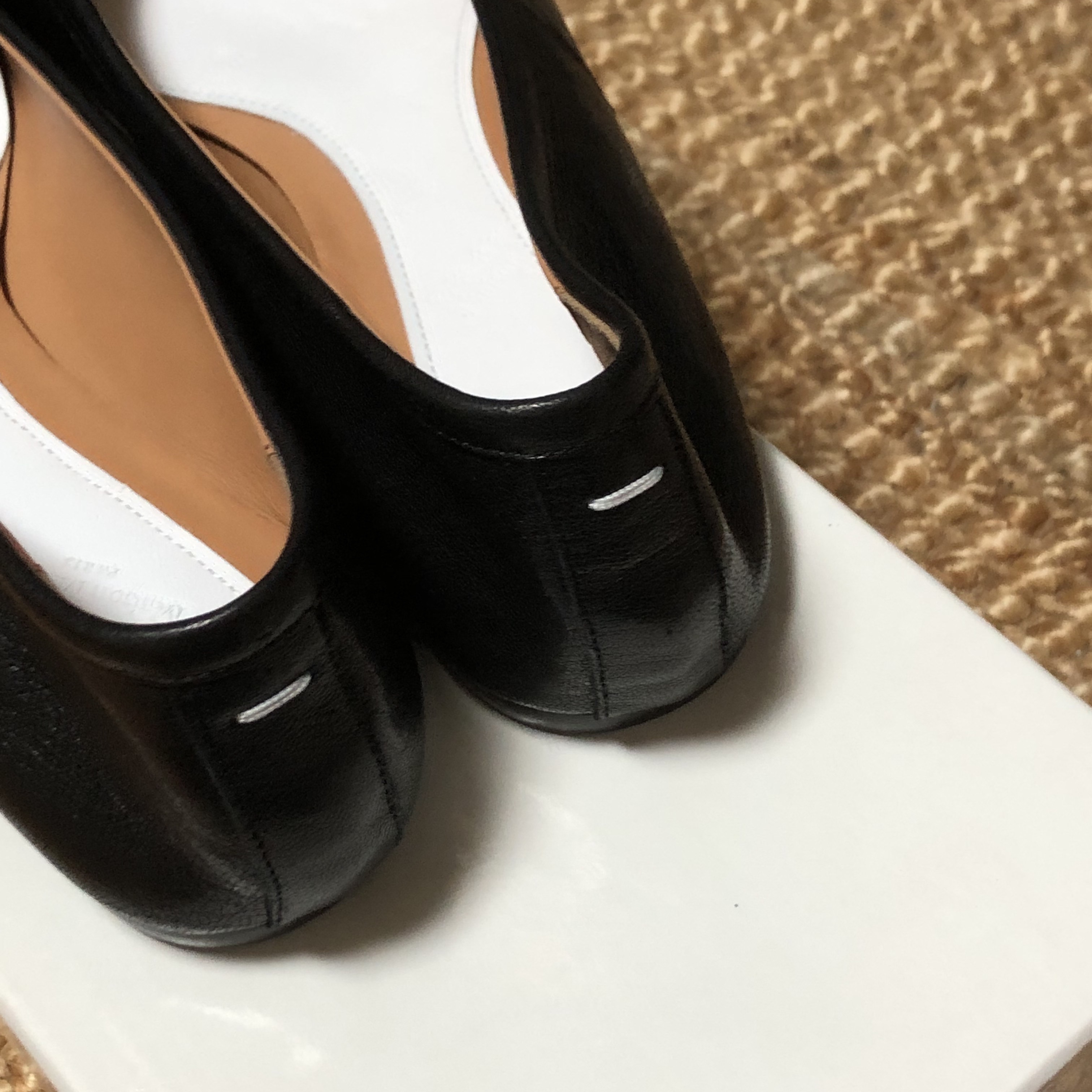 (W) Maison Margiela Tabi Ballet Flat Shoes Black 착용 스타일 - 3