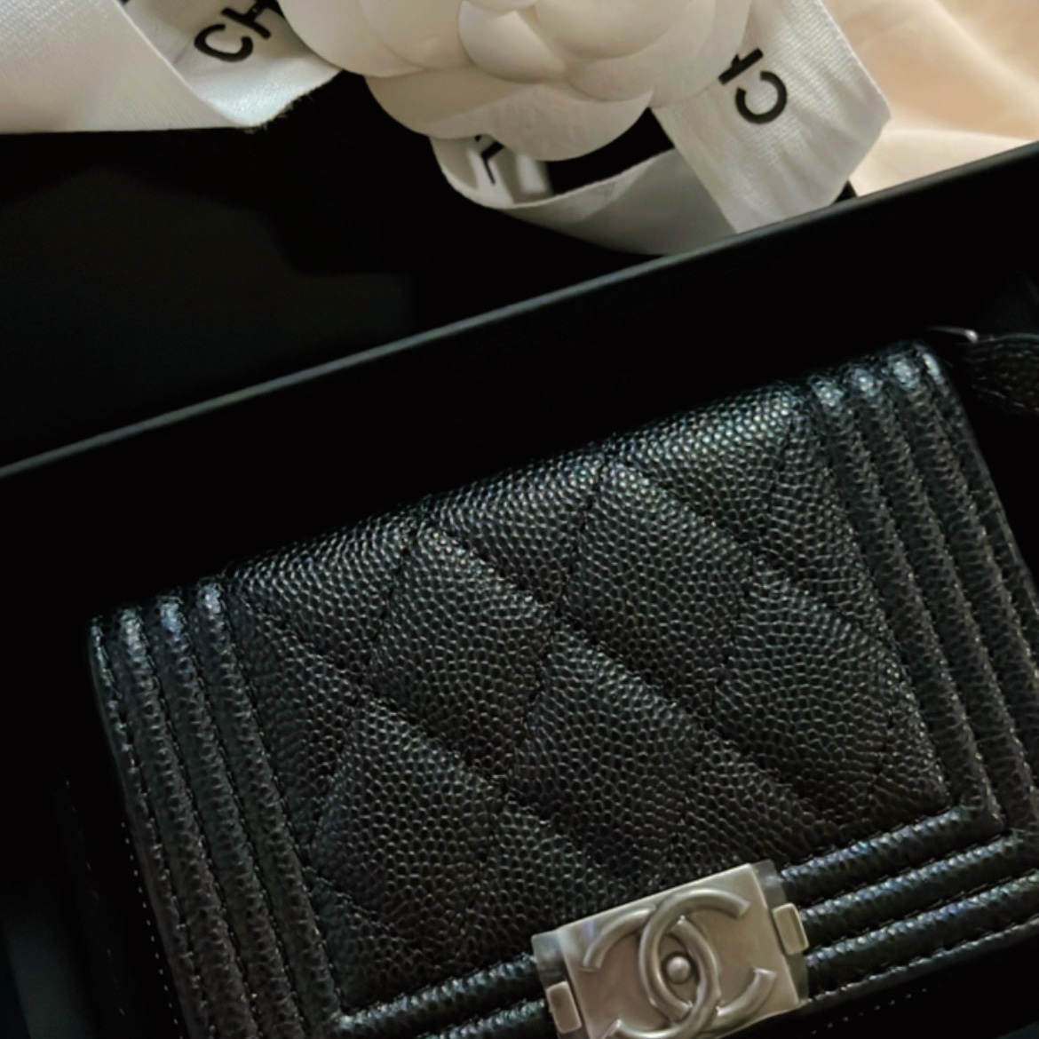 Chanel Boy Chanel Zipped Coin Purse Grained Calfskin & Ruthenium Black 착용 스타일
