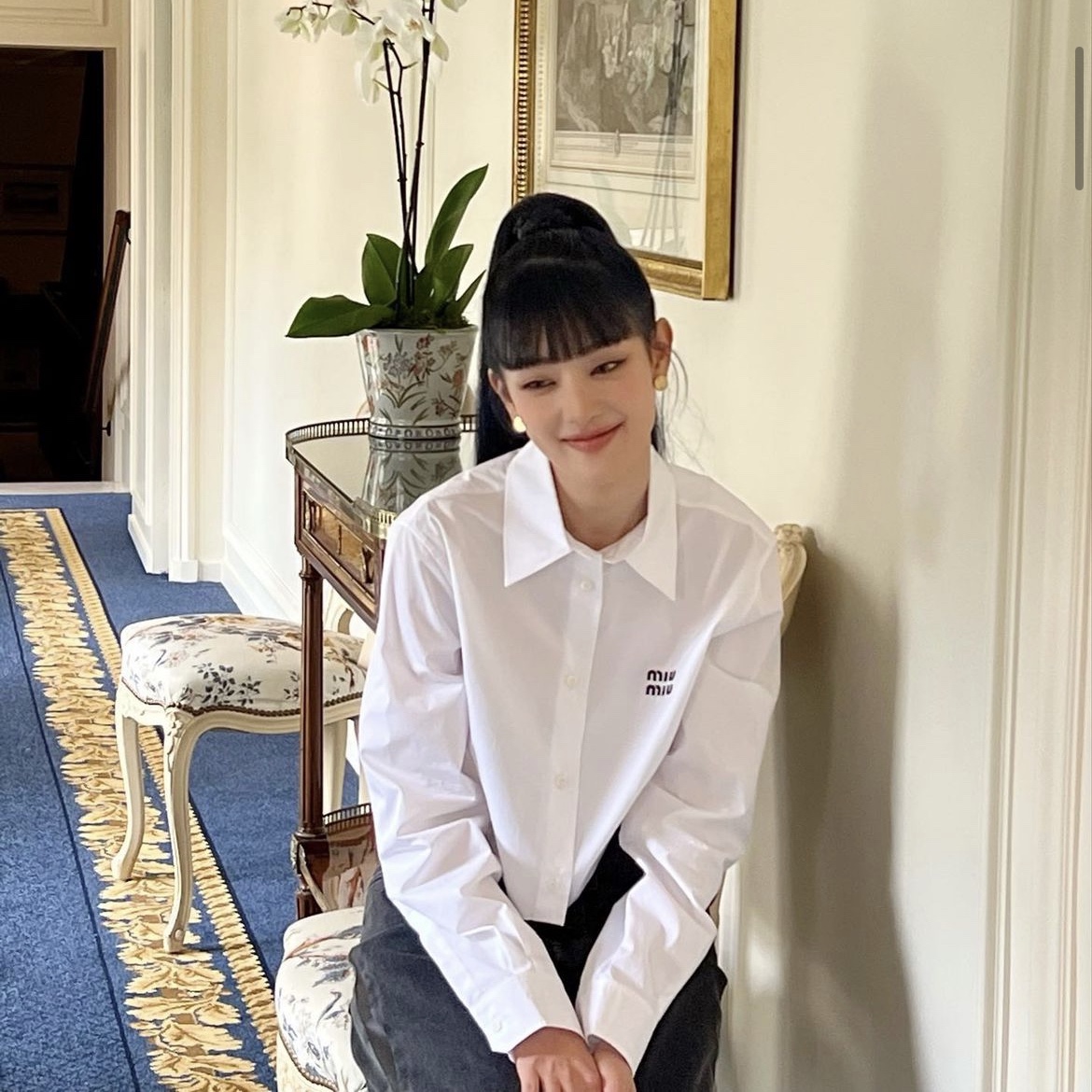 (W) Miu Miu Cropped Poplin Shirt White 착용 스타일 - 1