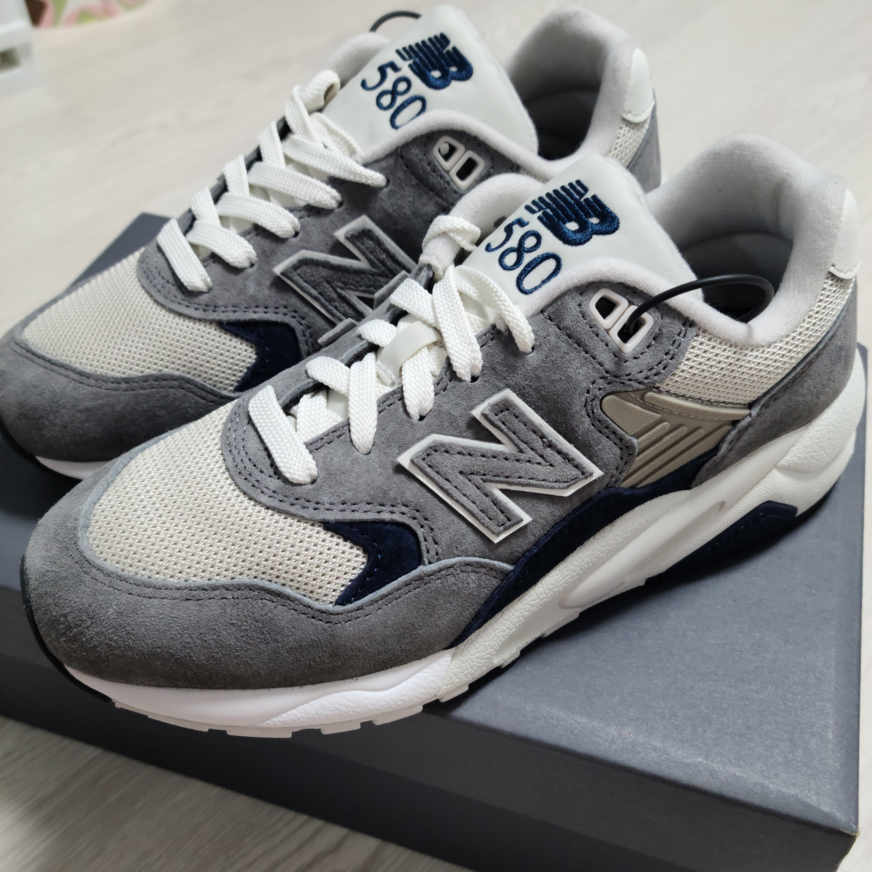New Balance 580 Dark Grey Navy 착용 스타일