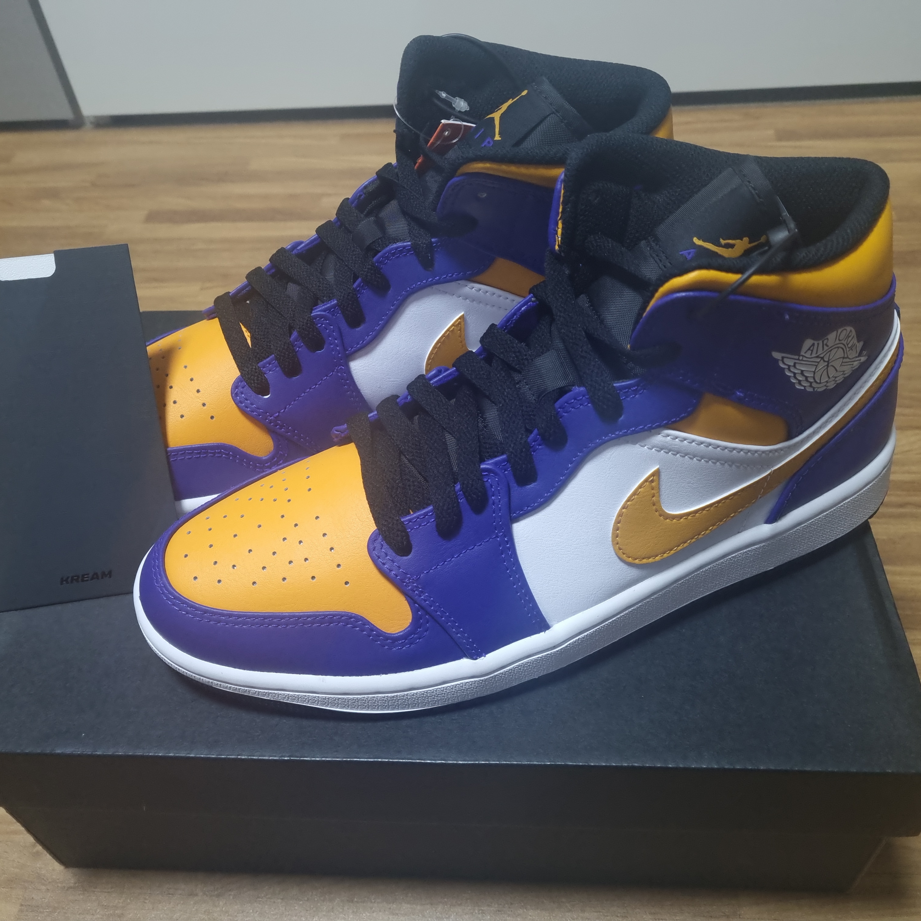 Jordan 1 Mid Dark Concord Taxi 착용 스타일