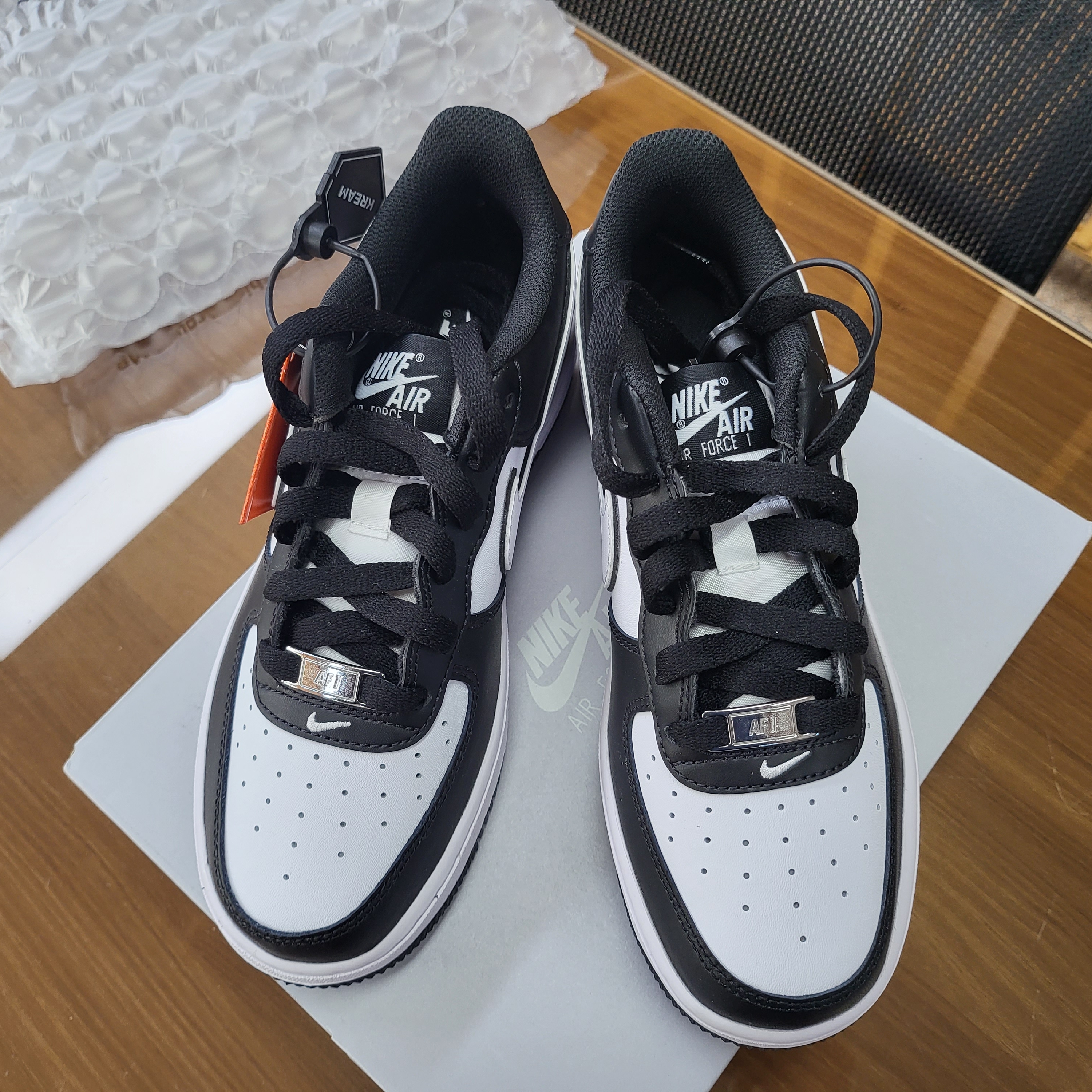 (GS) Nike Air Force 1 LV8 2 Black White 착용 스타일 - 1