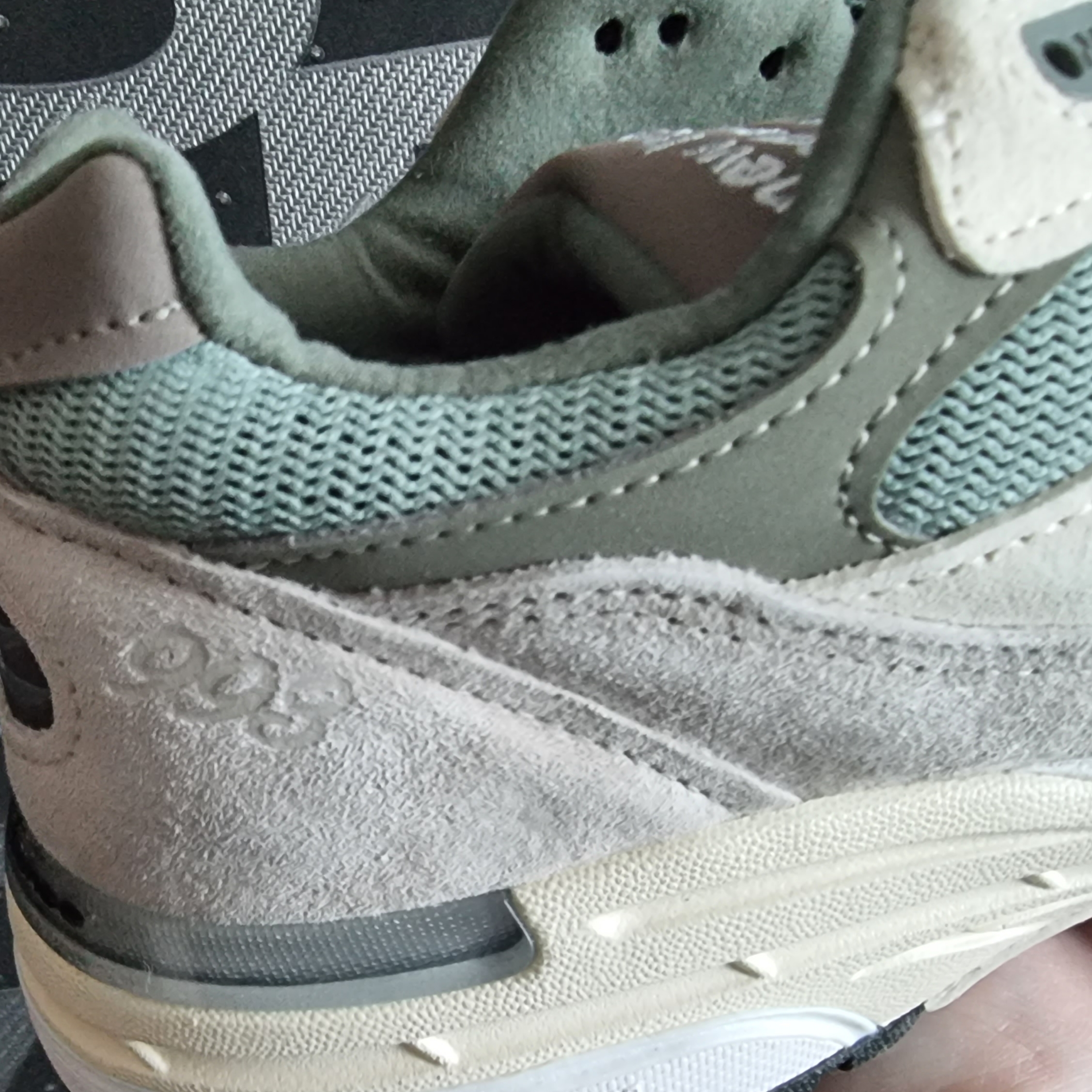 New Balance x Kith 993 Made in USA Peyote 착용 스타일 - 2