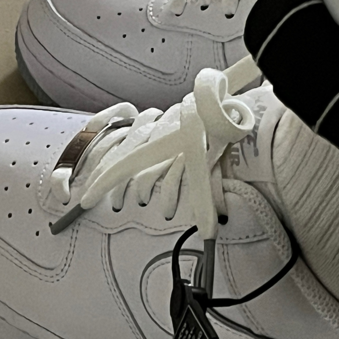 Nike Air Force 1 '07 White Wolf Grey 착용 스타일 - 2