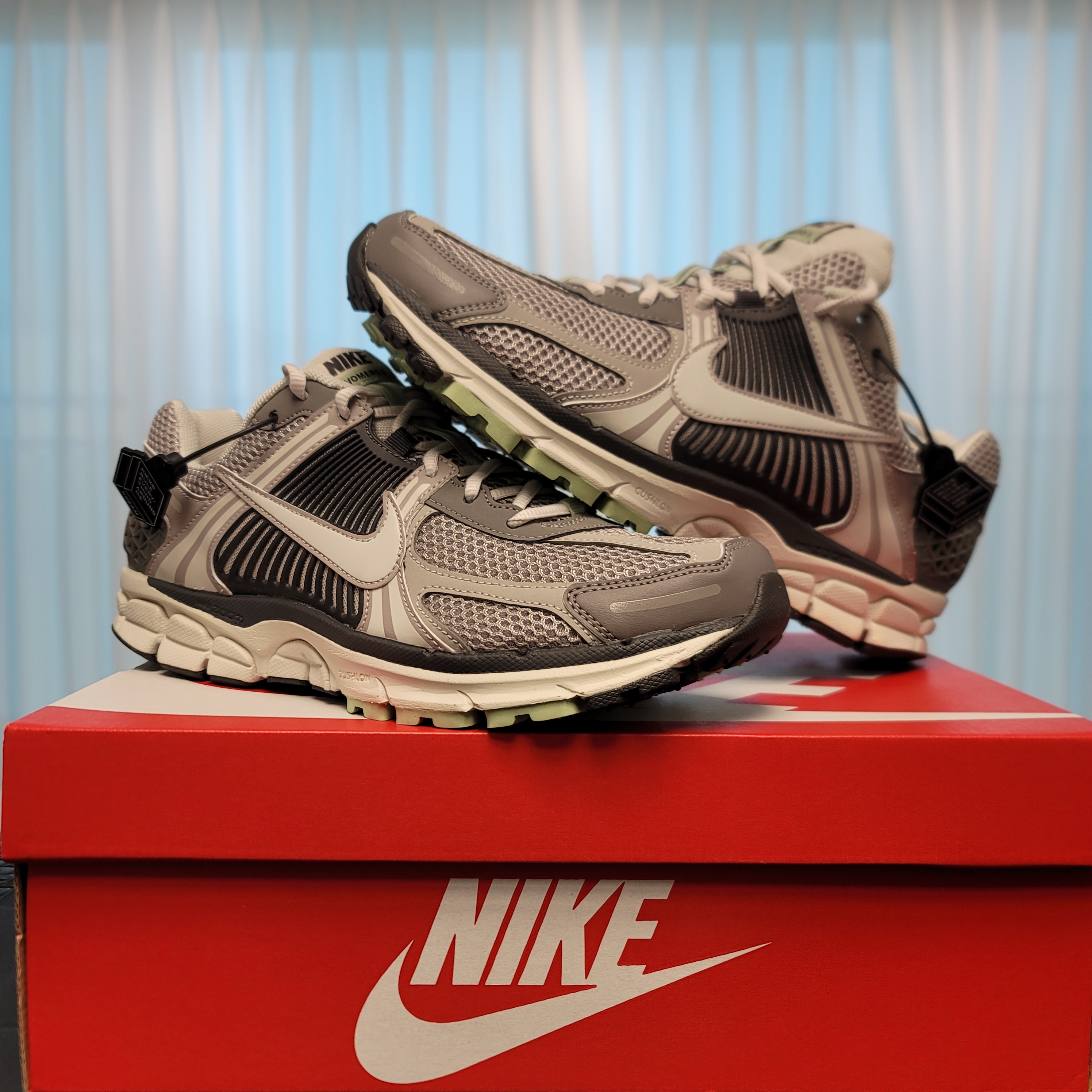 (W) Nike Zoom Vomero 5 Cobblestone and Flat Pewter 착용 스타일