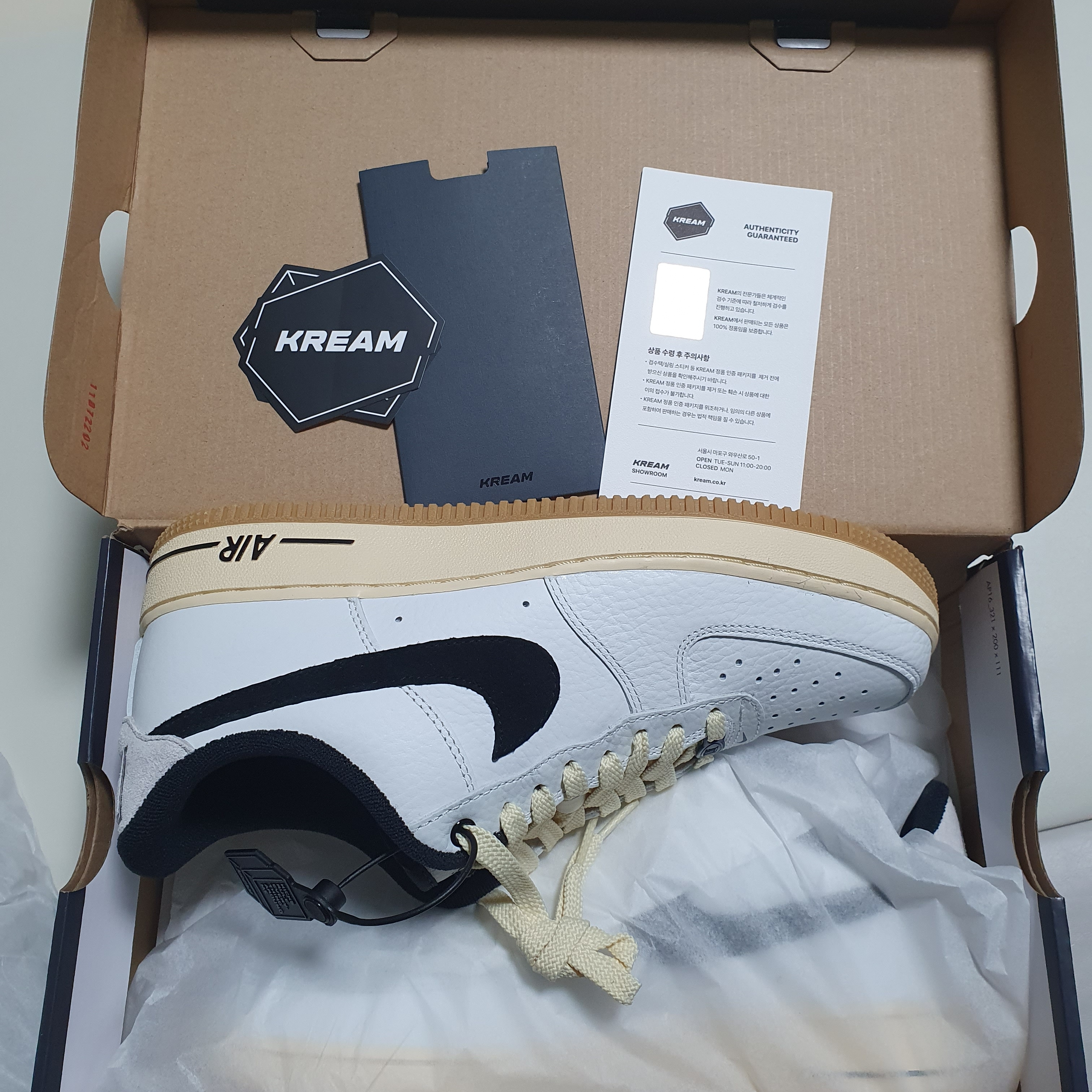 (W) Nike Air Force 1 '07 LX Black and Summit White 착용 스타일