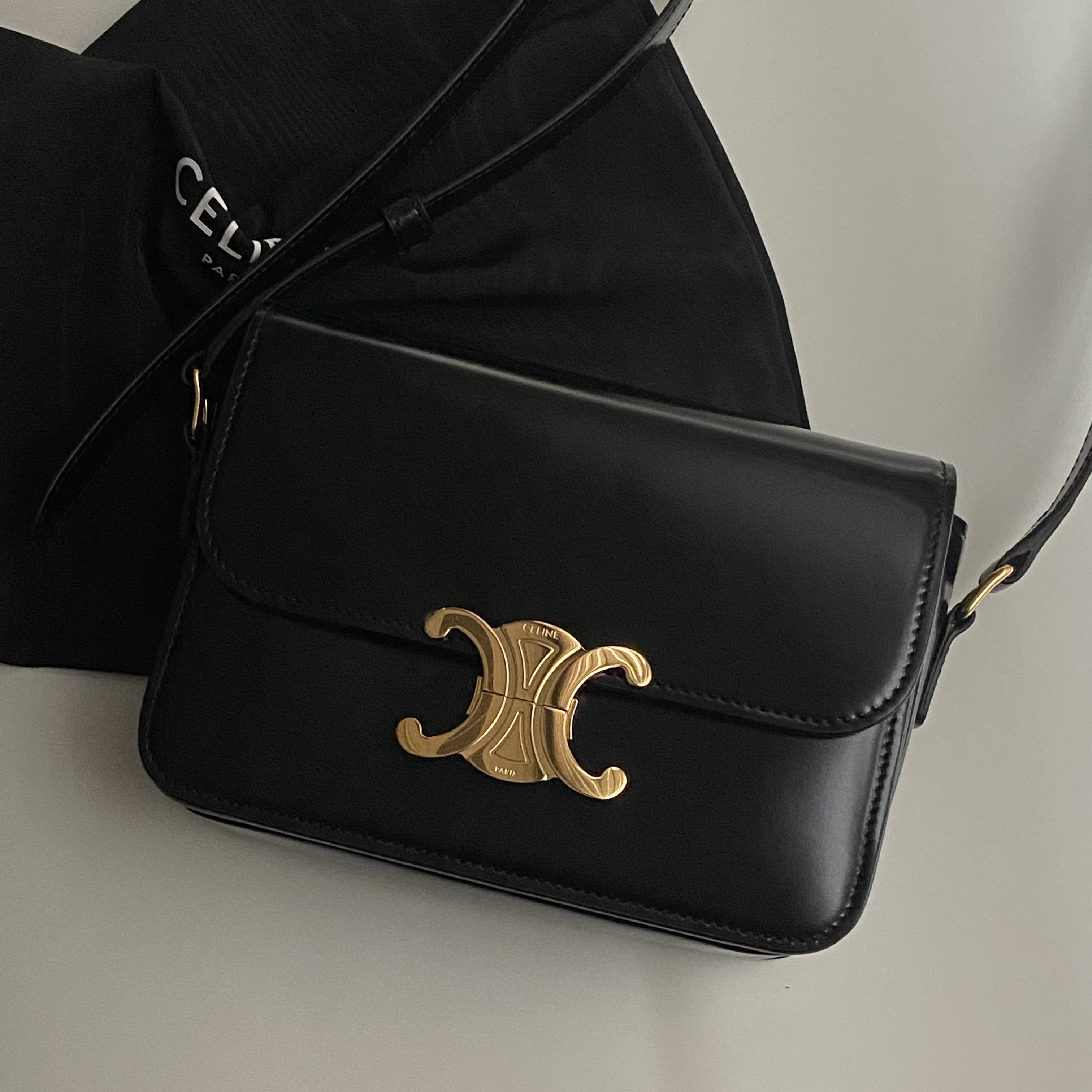Celine Teen Triomphe Bag in Shiny Calfskin Black 착용 스타일