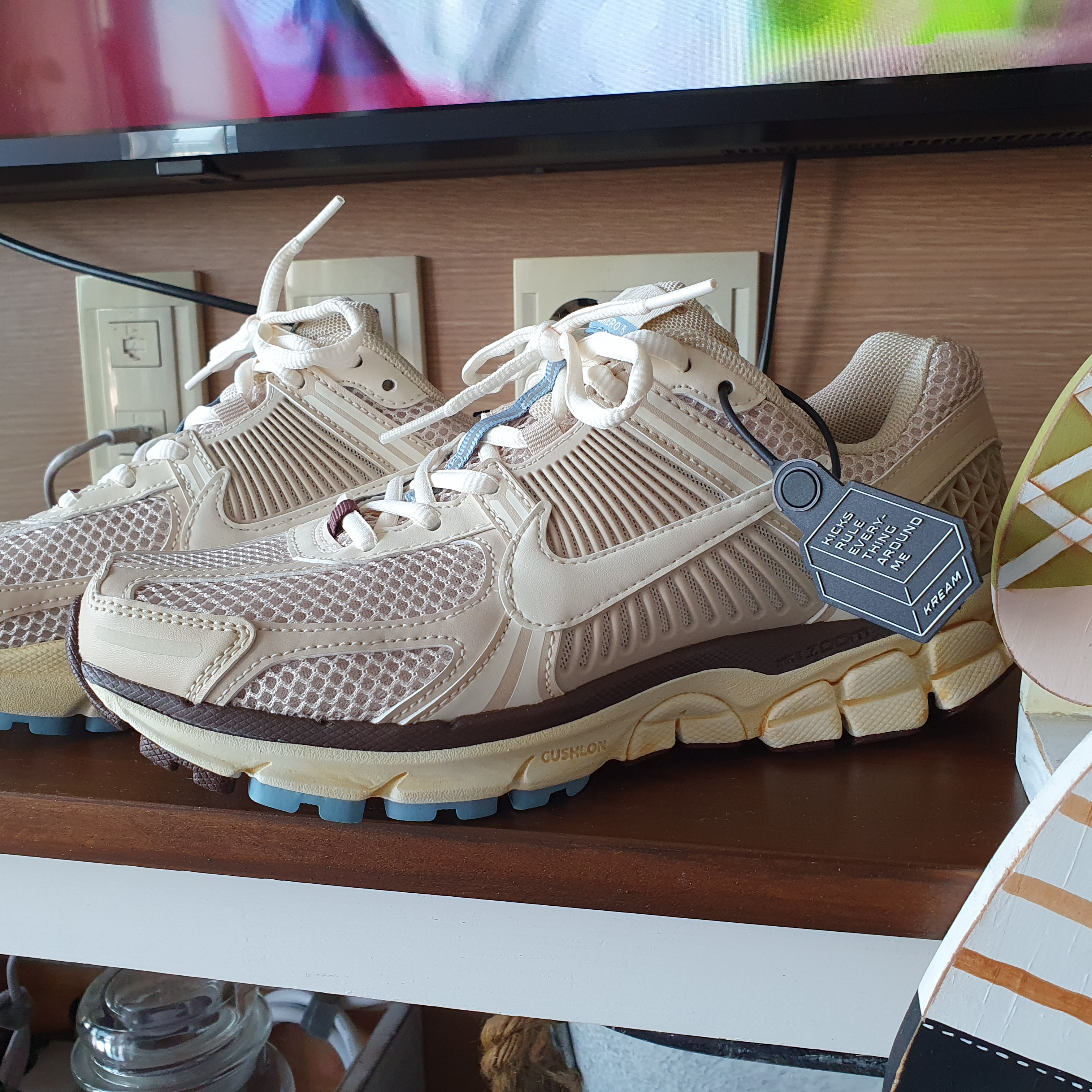 (W) Nike Zoom Vomero 5 Oatmeal 착용 스타일 - 2