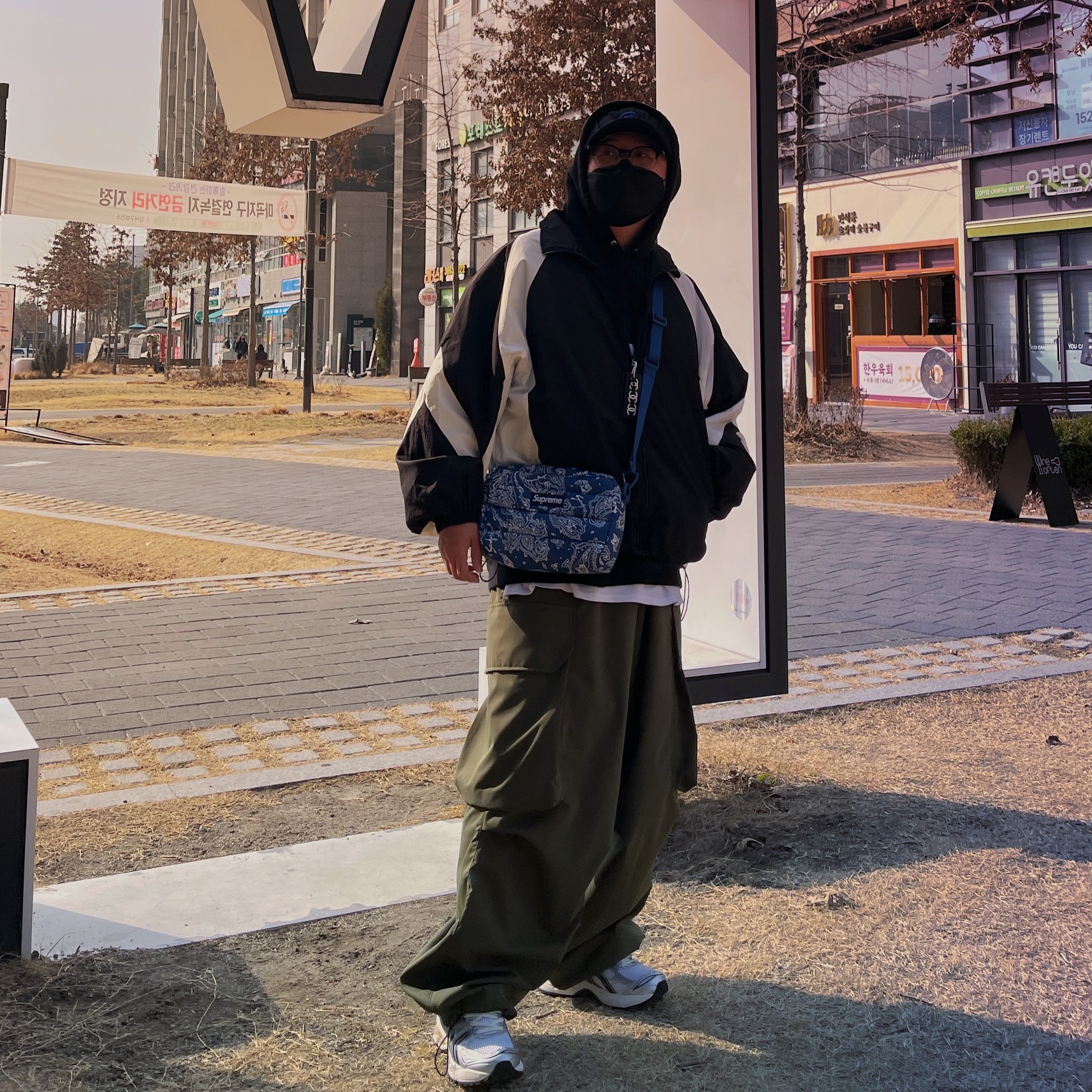 Supreme Puffer Side Bag Blue Paisley - 22FW, Asics x JJJJound Gel-Kayano 14 Silver Black 착용 스타일 - 1