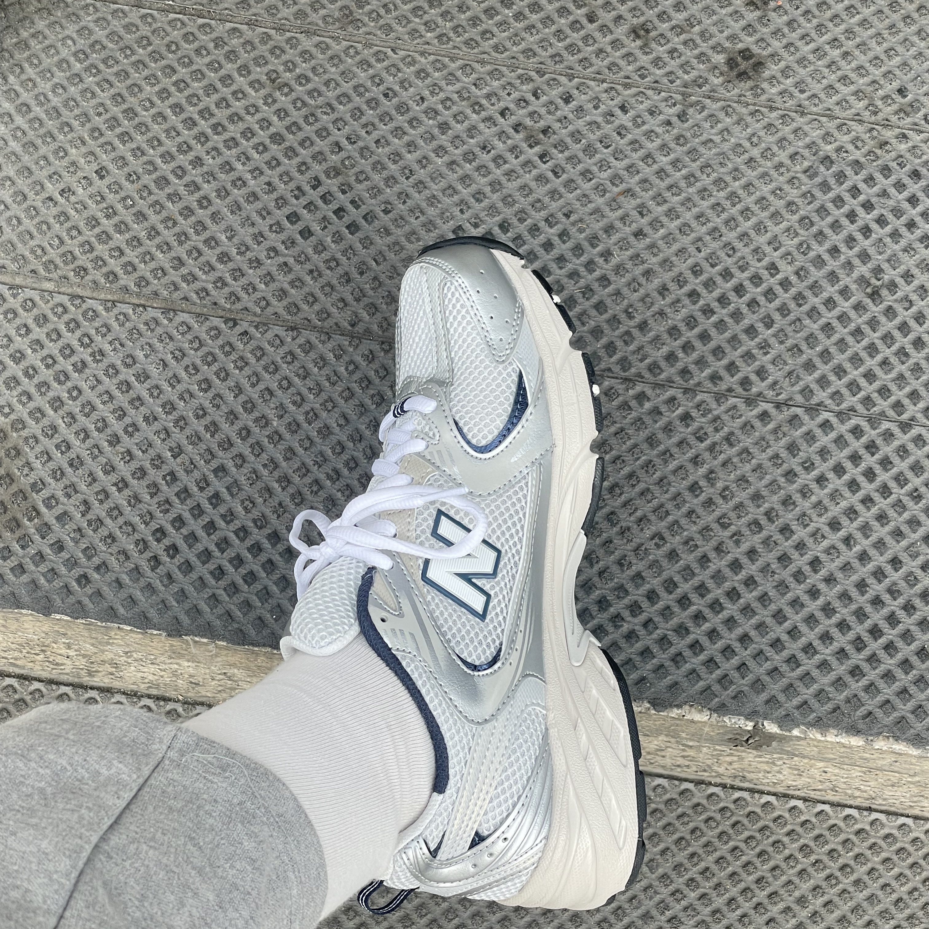 New Balance 530 Steel Grey 착용 스타일 - 3