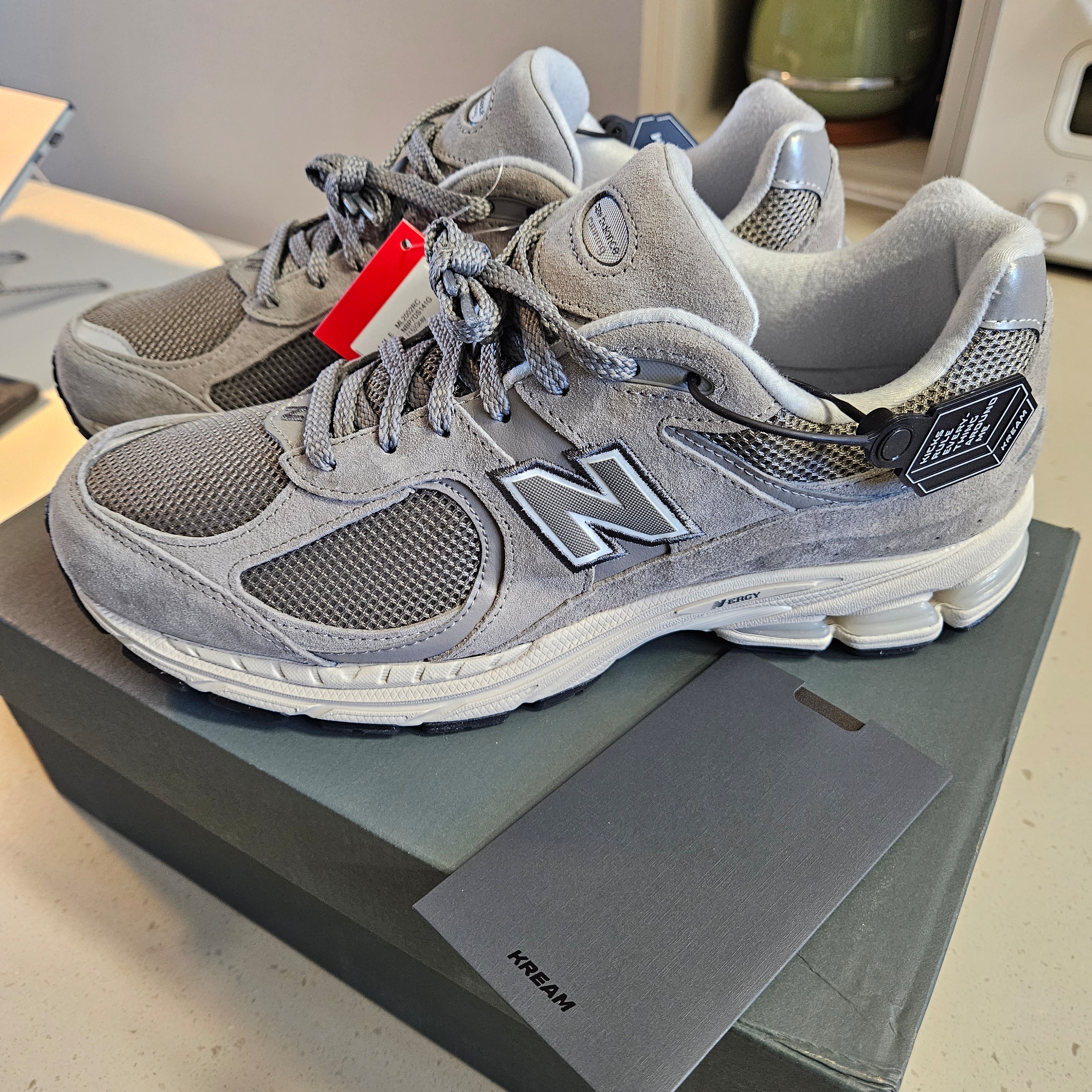 New Balance 2002R Grey 착용 스타일