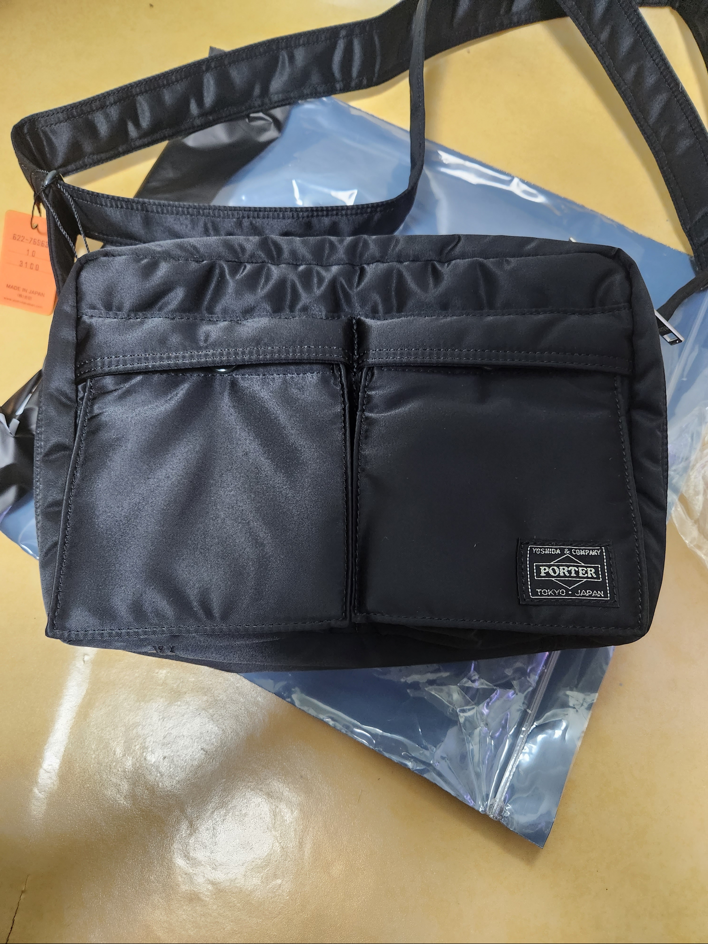 Porter Tanker Shoulder Bag S Black 착용 스타일