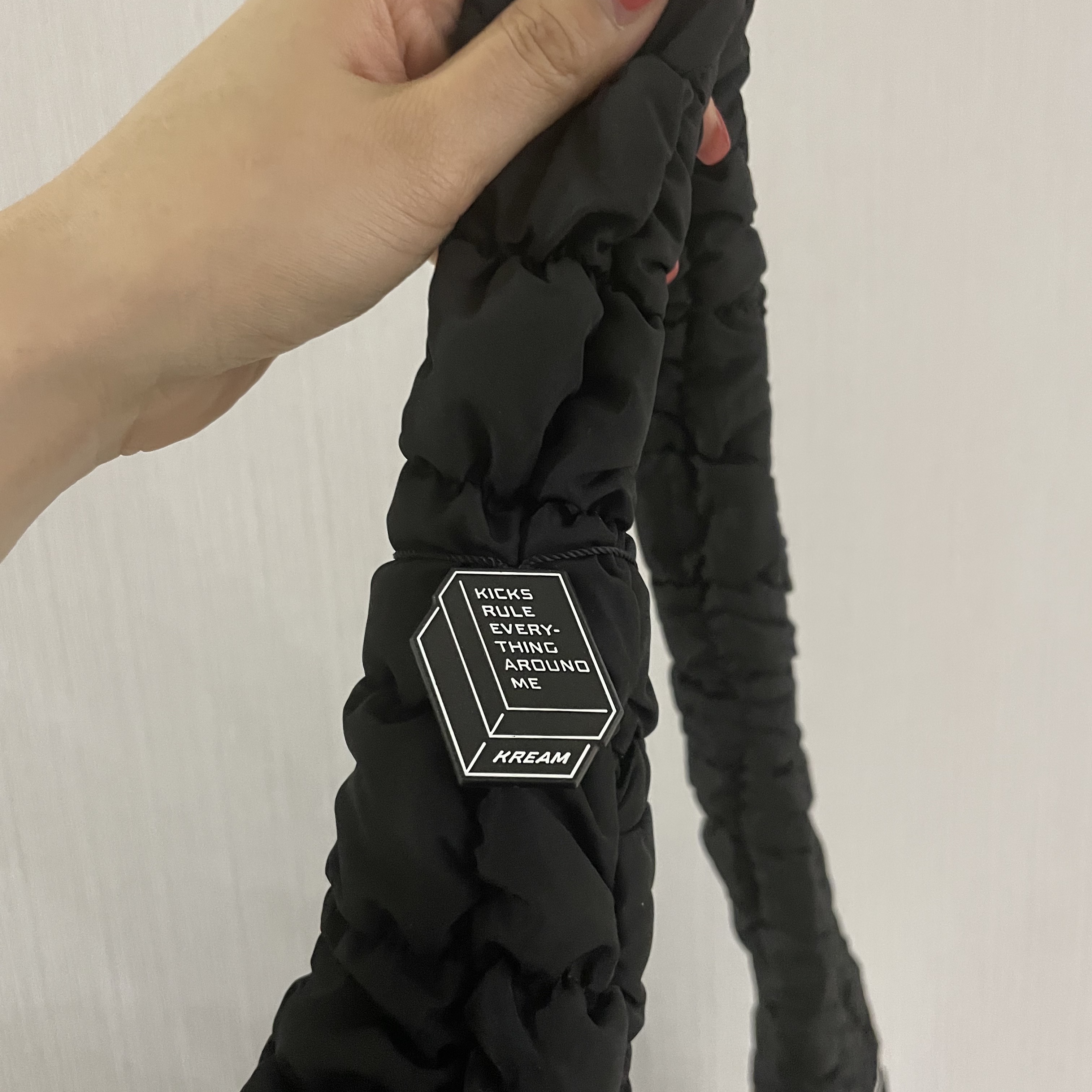 COS Quilted Oversized Shoulder Bag Black 착용 스타일