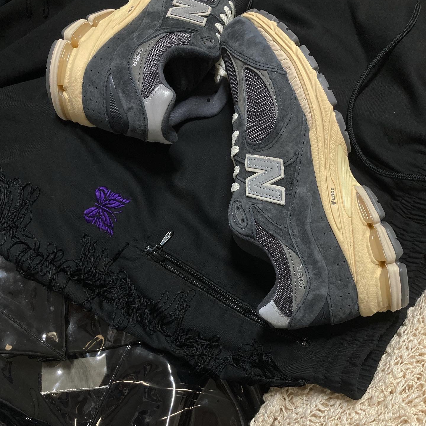 New Balance 2002R Special Vintage Black Grey 착용 스타일 - 1