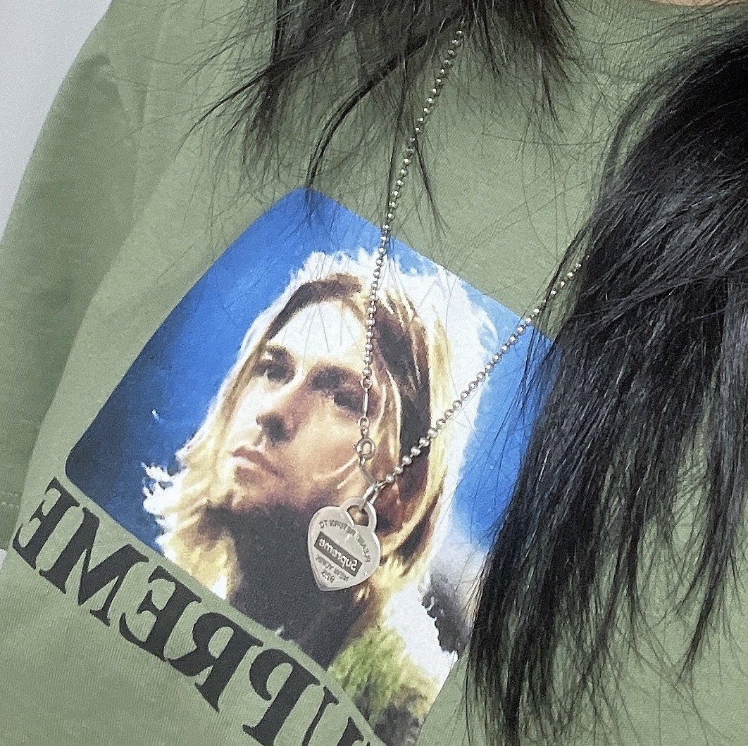 Supreme Kurt Cobain T-Shirt Light Olive - 23SS, Supreme x Tiffany & Co. Return to Tiffany Heart Tag Pendant - 21FW 착용 스타일
