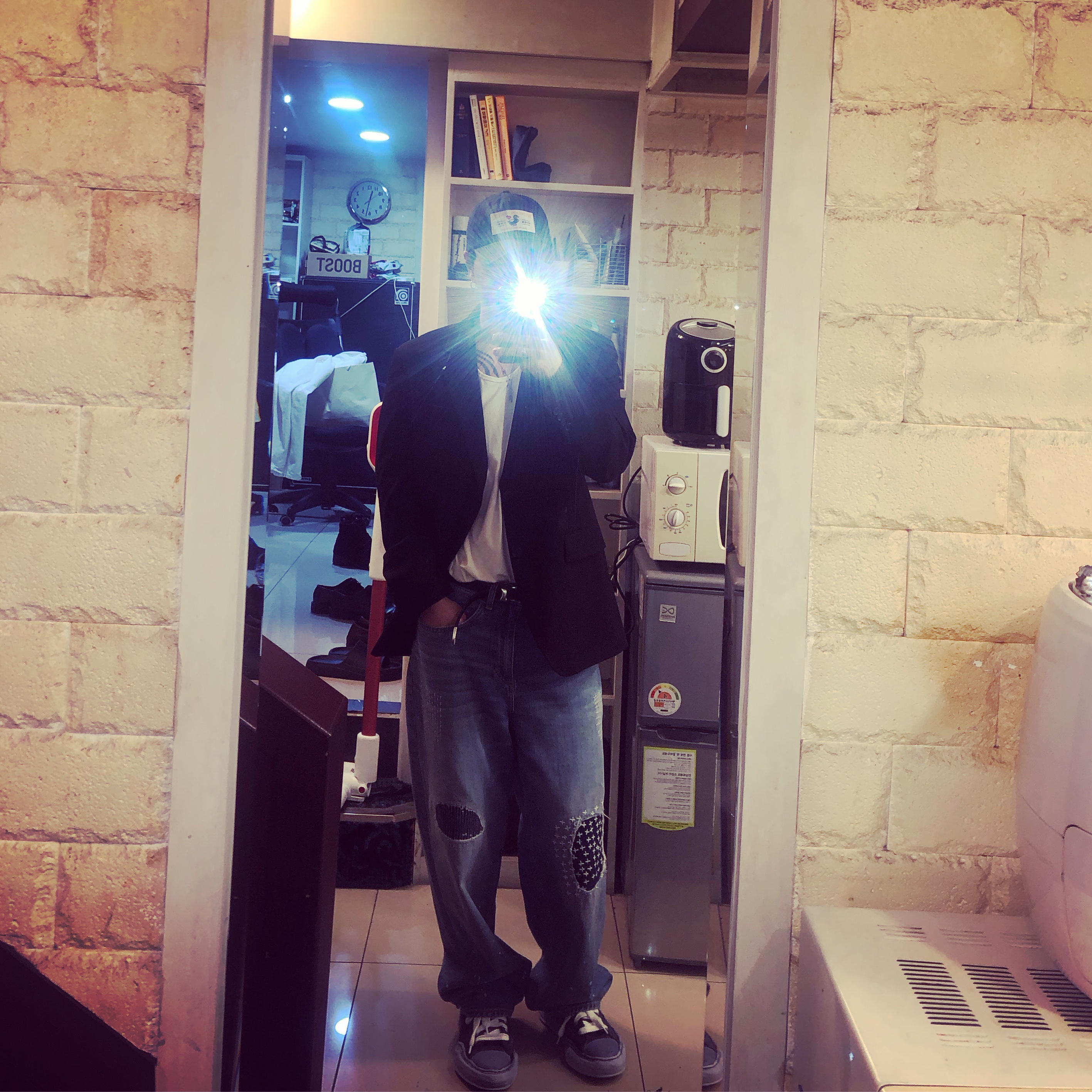 Zara x Ader Error Patchwork Jeans Blue, Maison Mihara Yasuhiro x Nigel Cabourn Low Cut Overdyed Sneakers Black 착용 스타일