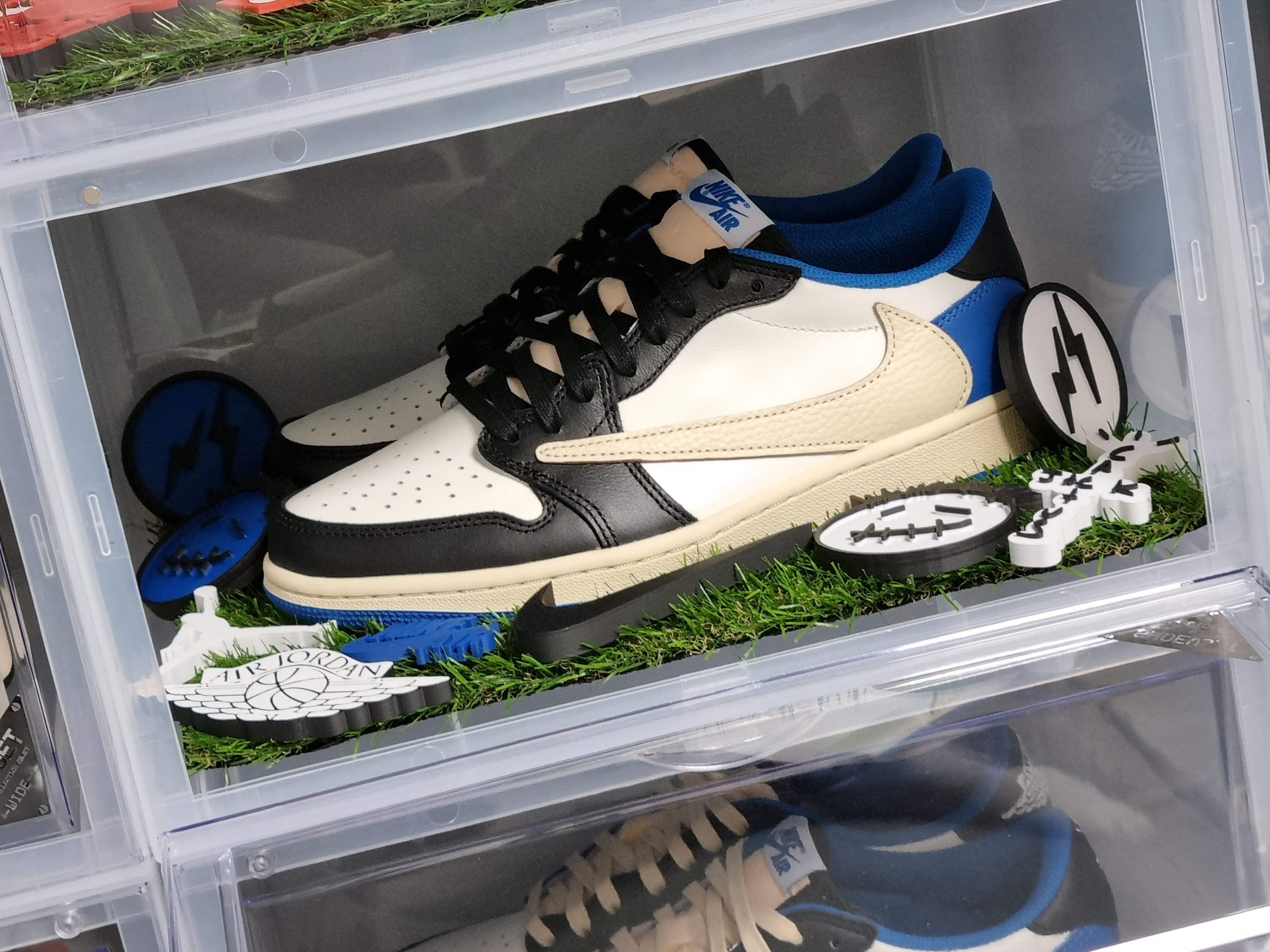 Jordan 1 x Travis Scott x Fragment Retro Low OG SP Military Blue 착용 스타일 - 1