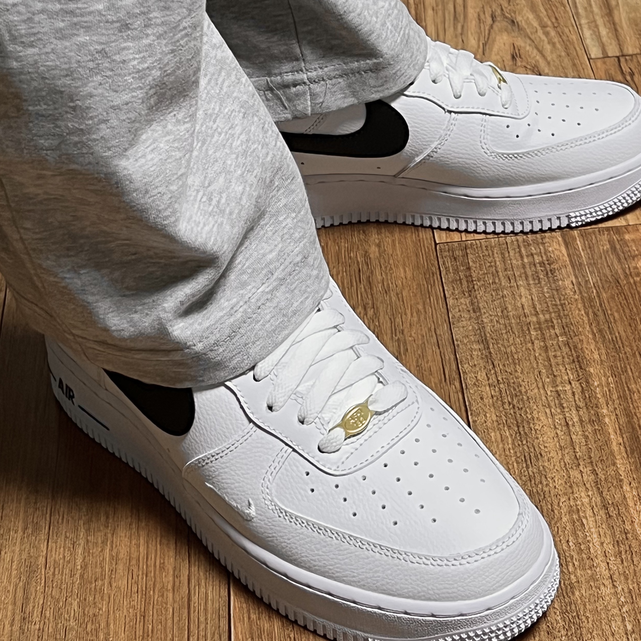 Nike Air Force 1 '07 LV8 40th Anniversary Join Forces White Black 착용 스타일 - 3