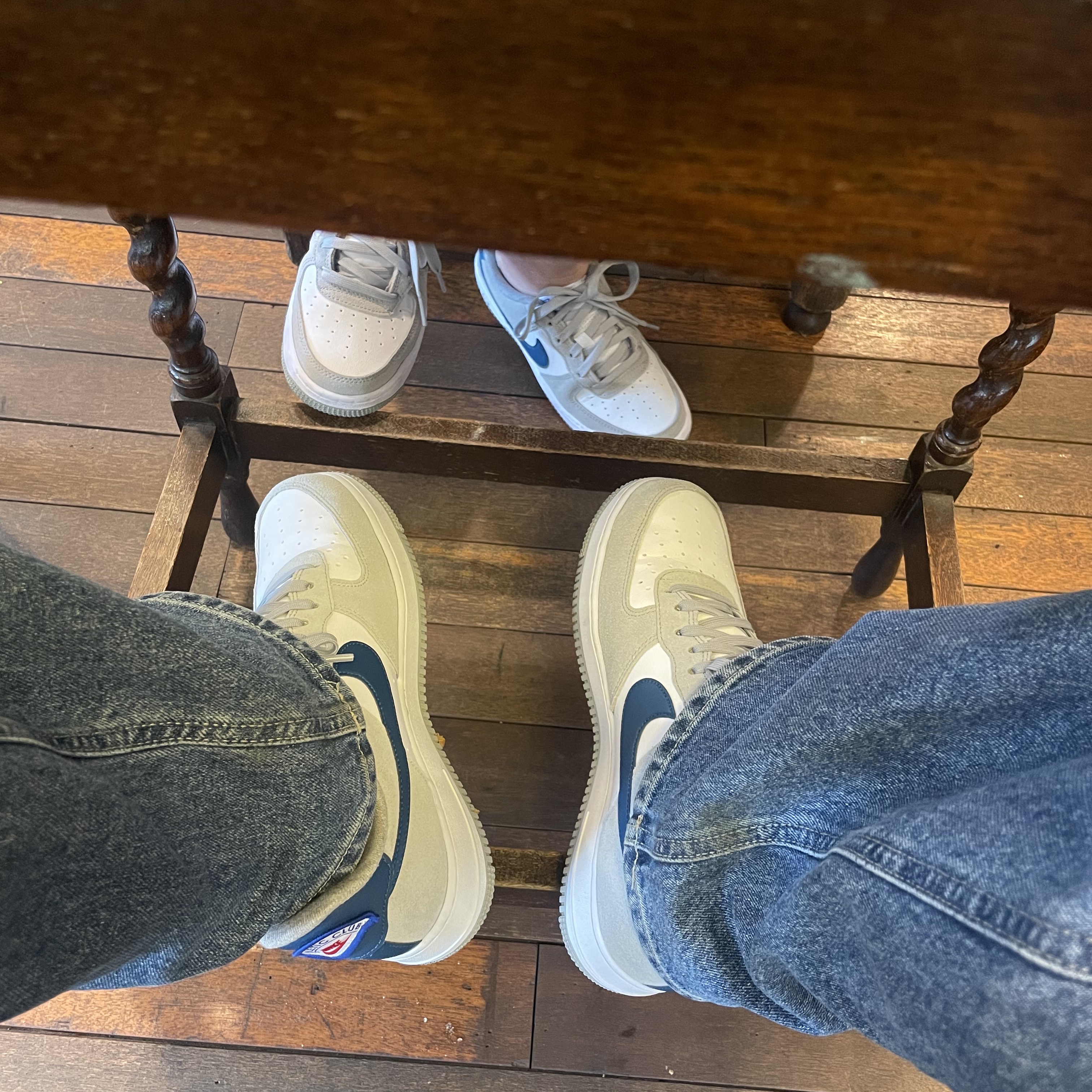 Nike Air Force 1 '07 LV8 Athletic Club Light Smoke Grey Marina 착용 스타일