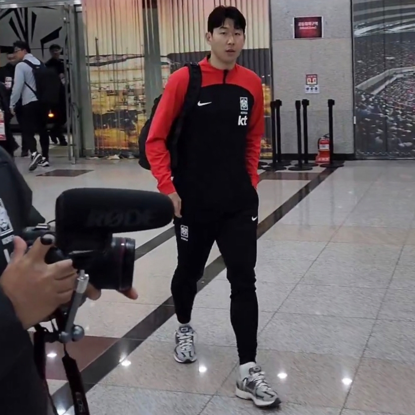 Nike Zoom Vomero 5 PRM Light Iron Ore and Flat Fewter, Nike Korea Dri-Fit Stadium Home SS Jersey Global Red - Asia (Non Marking Ver.) 착용 스타일 - 1