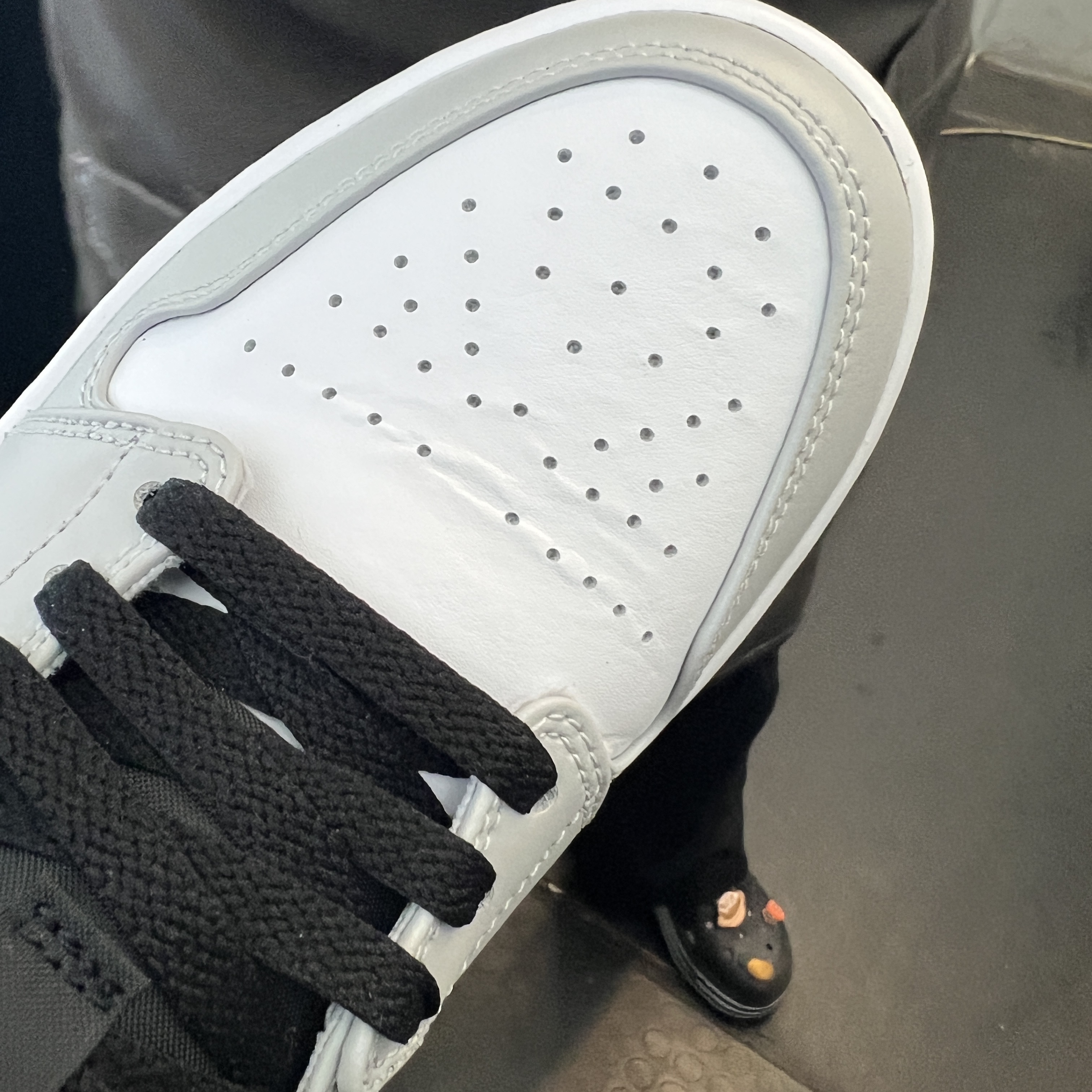 Jordan 1 Low Grey Fog Black Bleached Coral 착용 스타일 - 4